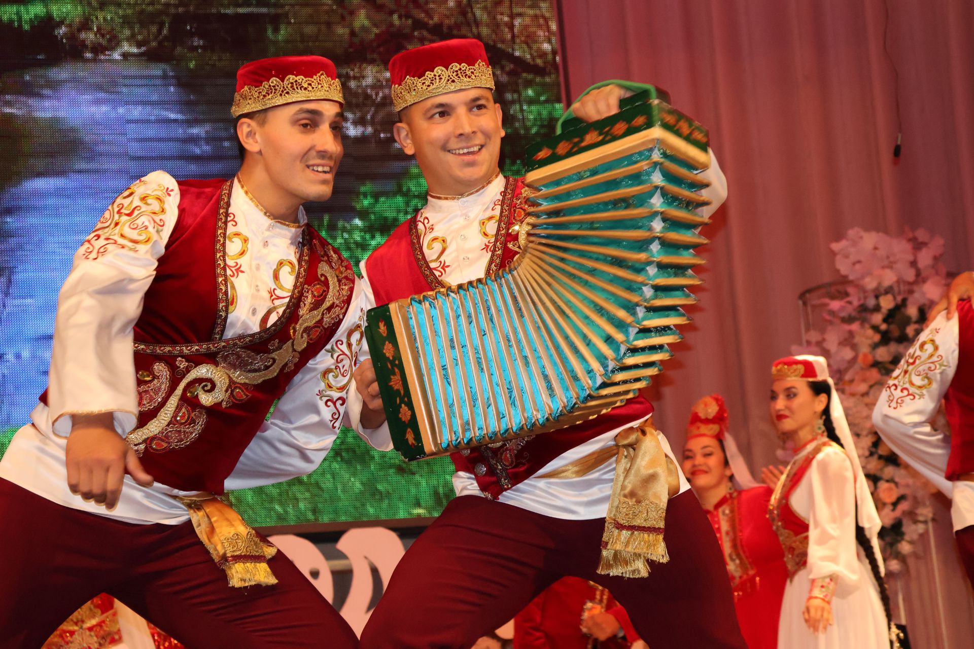 Бәйрәмең белән, мөгаллим: Укытучылар көненнән безнең фоторепортаж