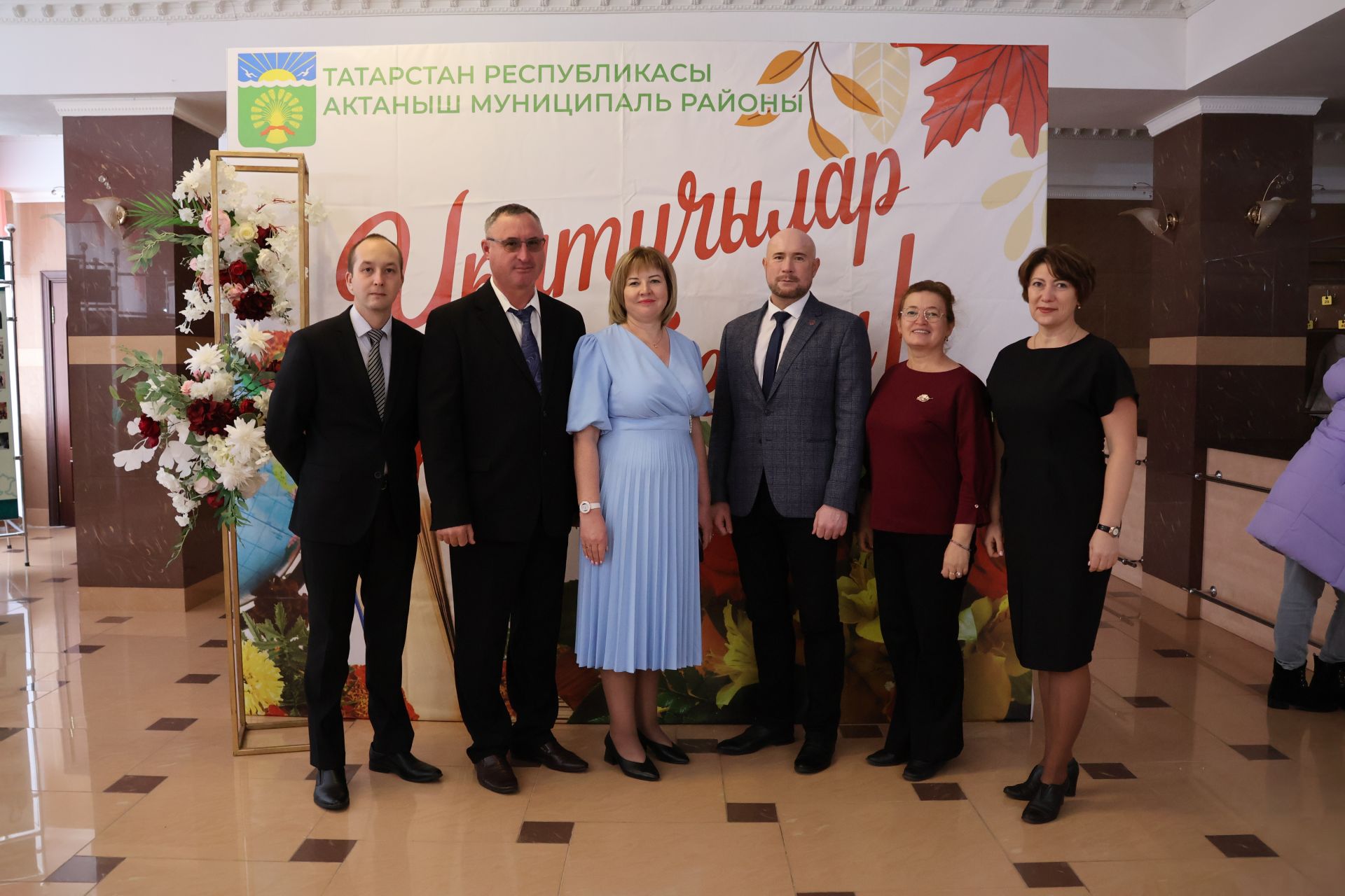 Бәйрәмең белән, мөгаллим: Укытучылар көненнән безнең фоторепортаж
