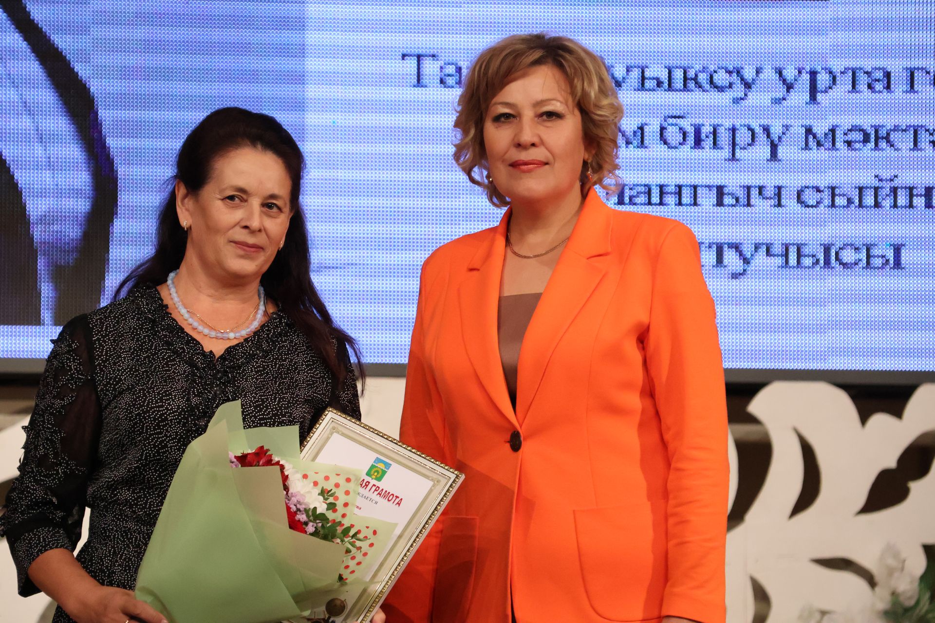 Бәйрәмең белән, мөгаллим: Укытучылар көненнән безнең фоторепортаж