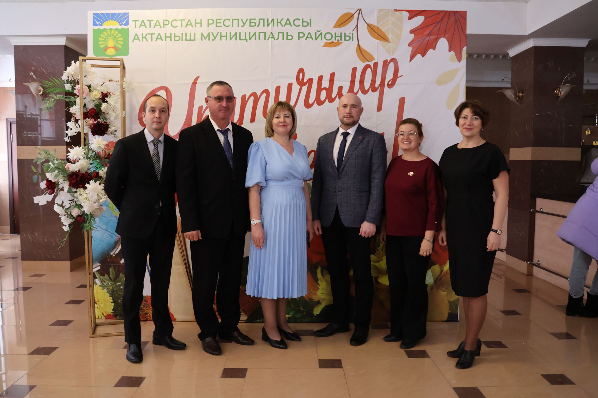 Бәйрәмең белән, мөгаллим: Укытучылар көненнән безнең фоторепортаж