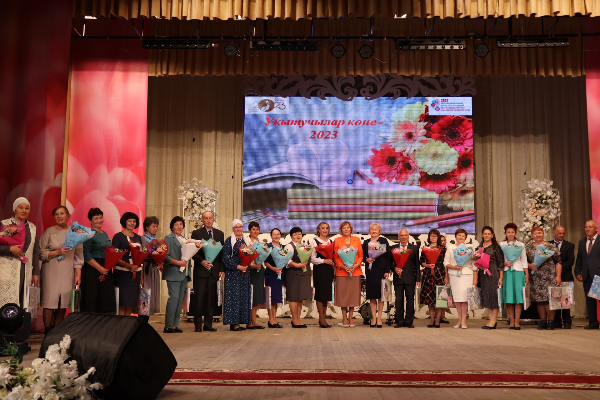 Бәйрәмең белән, мөгаллим: Укытучылар көненнән безнең фоторепортаж