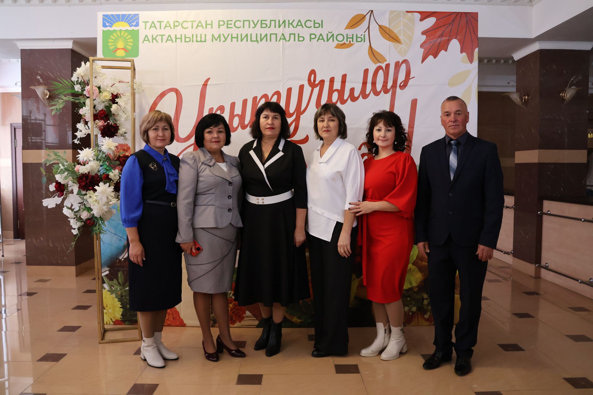 Бәйрәмең белән, мөгаллим: Укытучылар көненнән безнең фоторепортаж