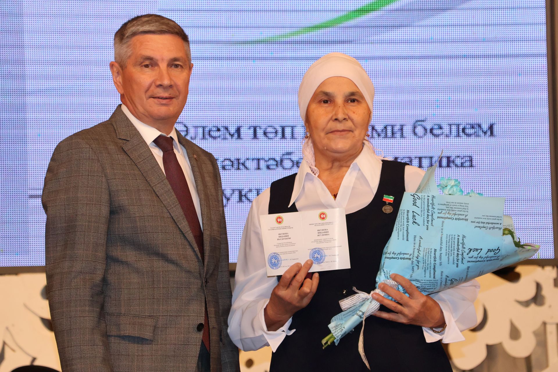 Бәйрәмең белән, мөгаллим: Укытучылар көненнән безнең фоторепортаж