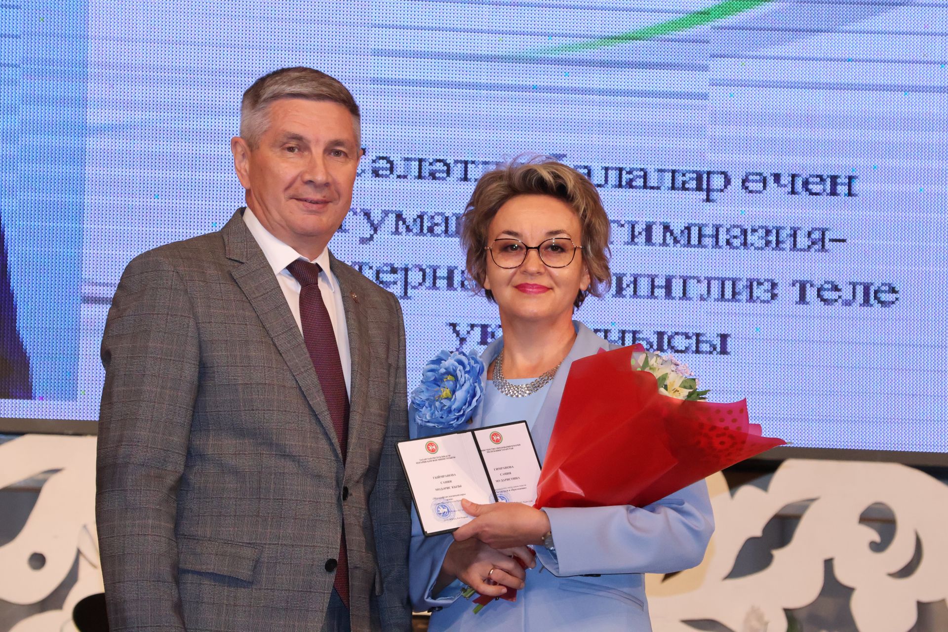 Бәйрәмең белән, мөгаллим: Укытучылар көненнән безнең фоторепортаж