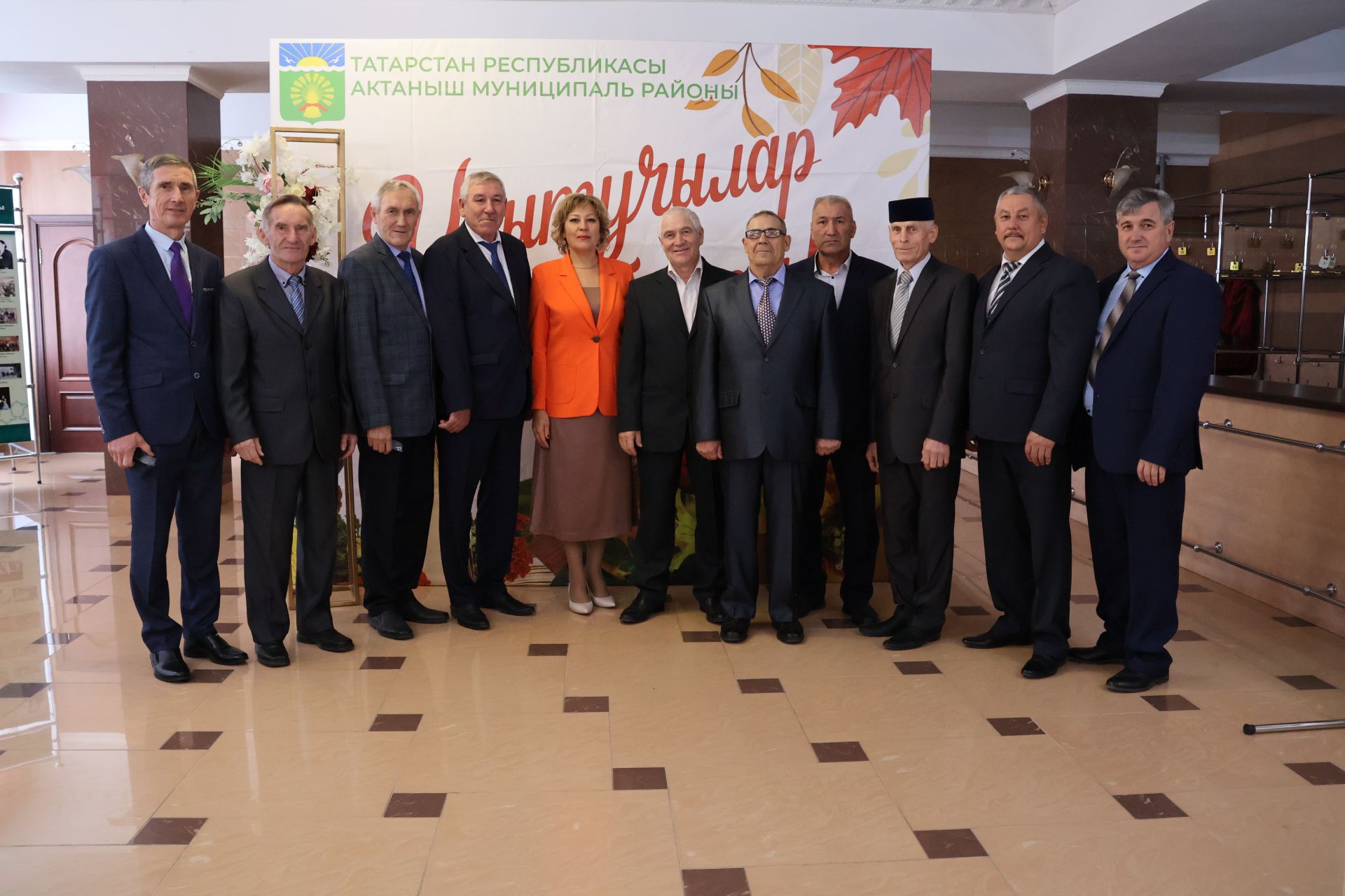 Бәйрәмең белән, мөгаллим: Укытучылар көненнән безнең фоторепортаж