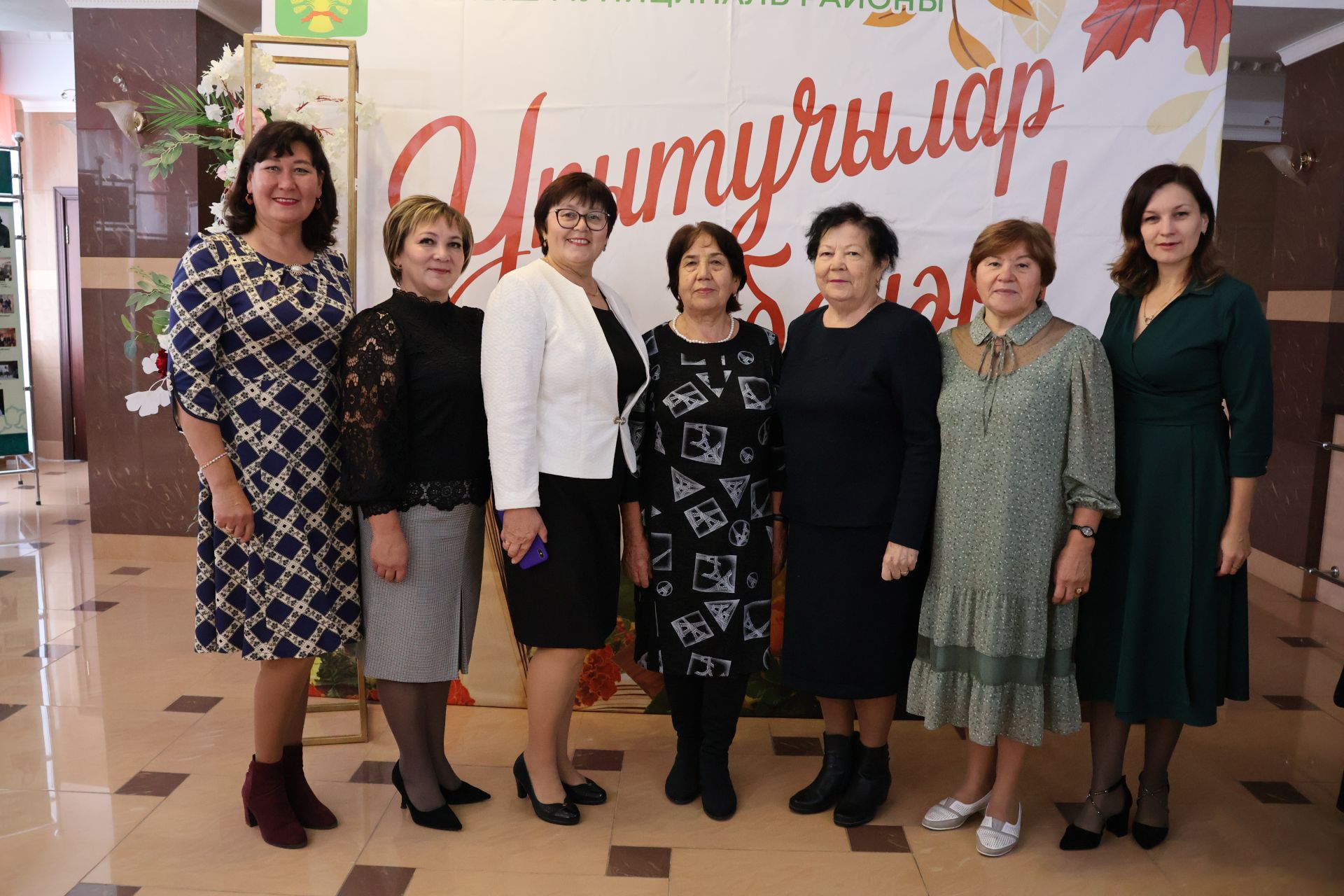 Бәйрәмең белән, мөгаллим: Укытучылар көненнән безнең фоторепортаж