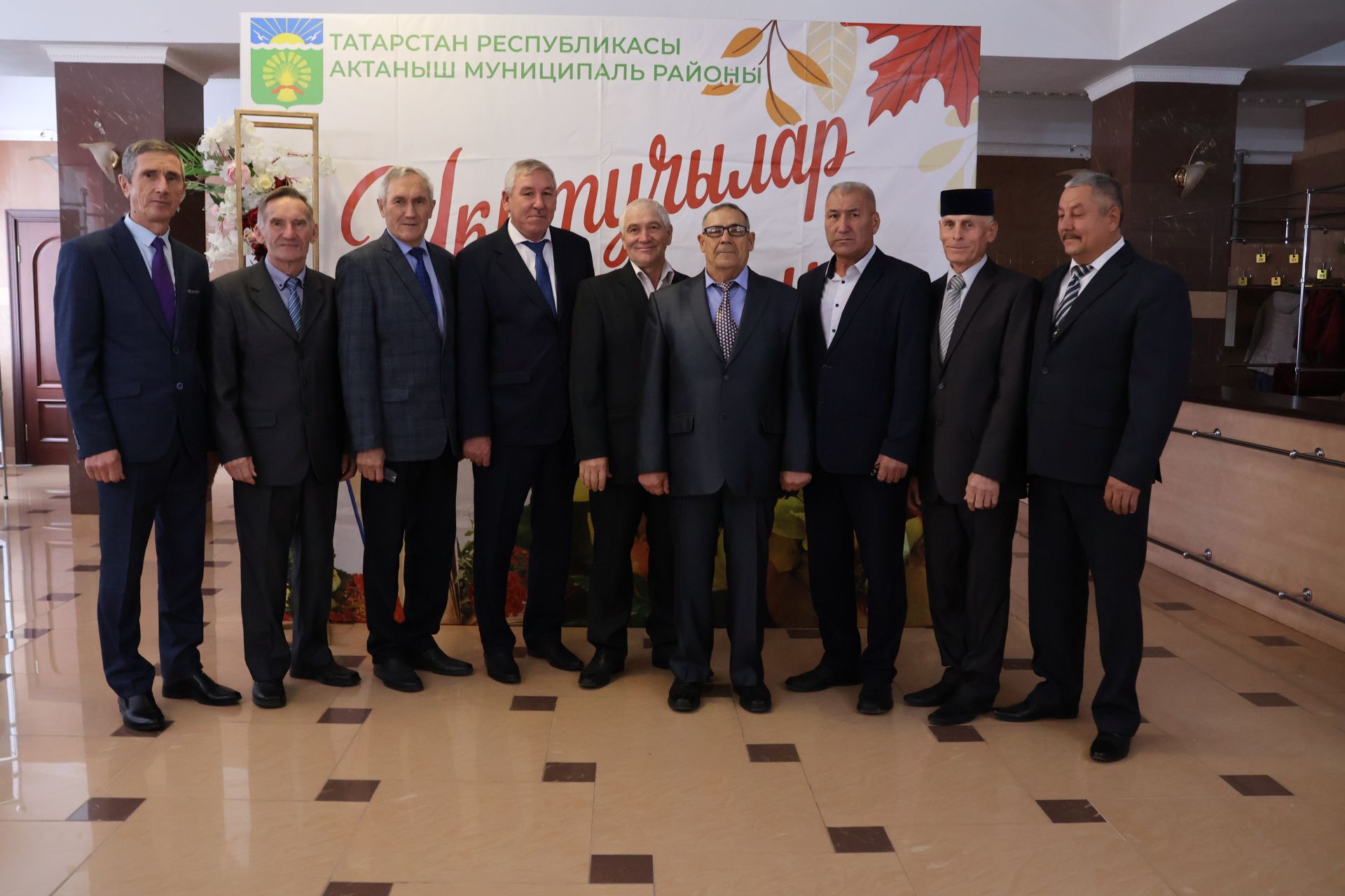 Бәйрәмең белән, мөгаллим: Укытучылар көненнән безнең фоторепортаж