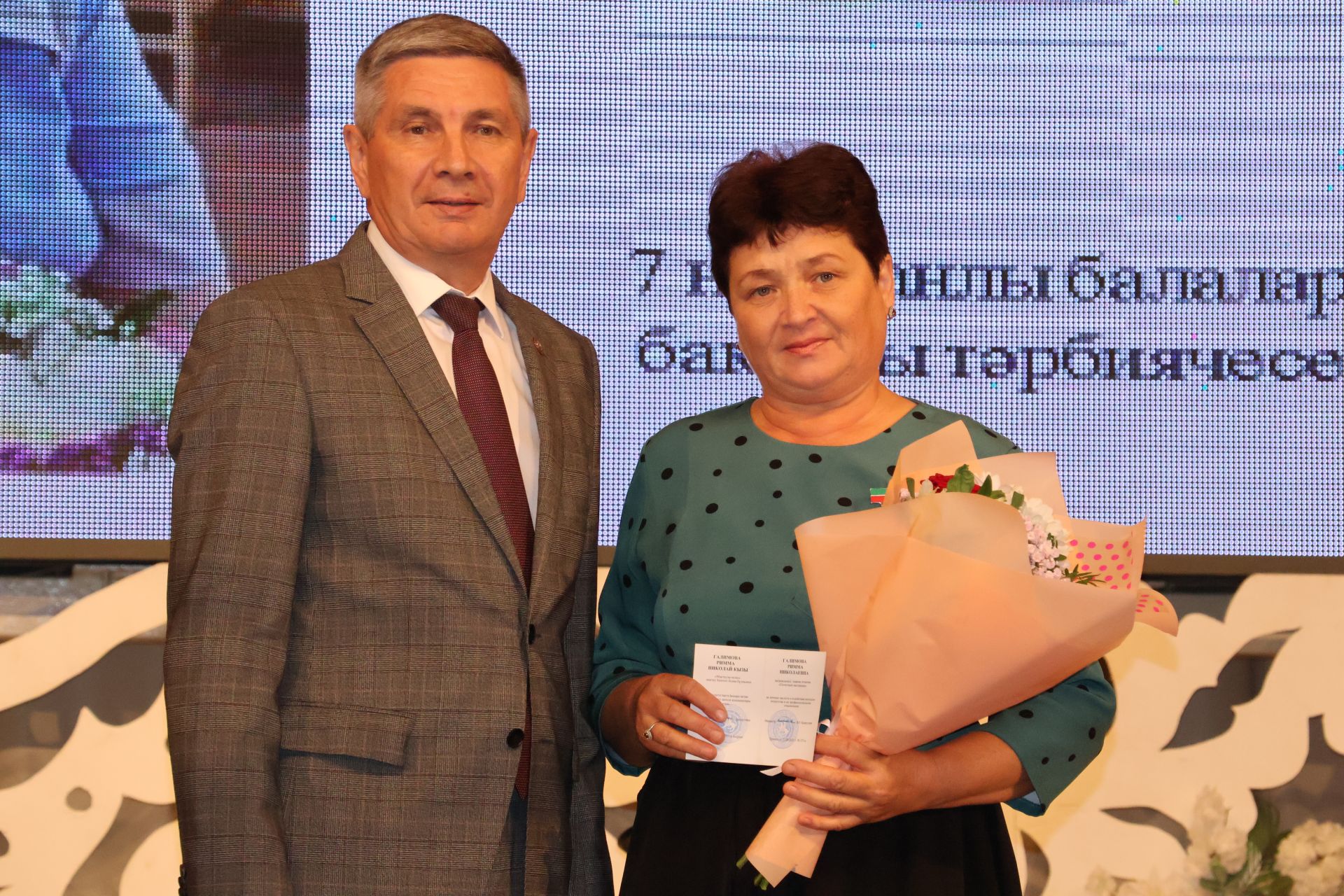 Бәйрәмең белән, мөгаллим: Укытучылар көненнән безнең фоторепортаж