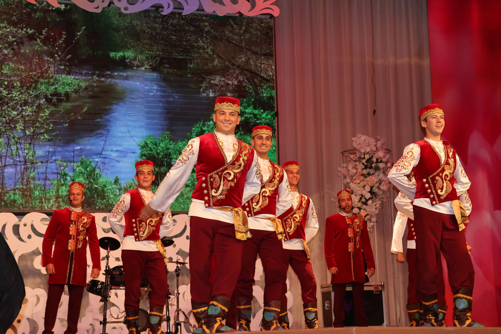 Бәйрәмең белән, мөгаллим: Укытучылар көненнән безнең фоторепортаж