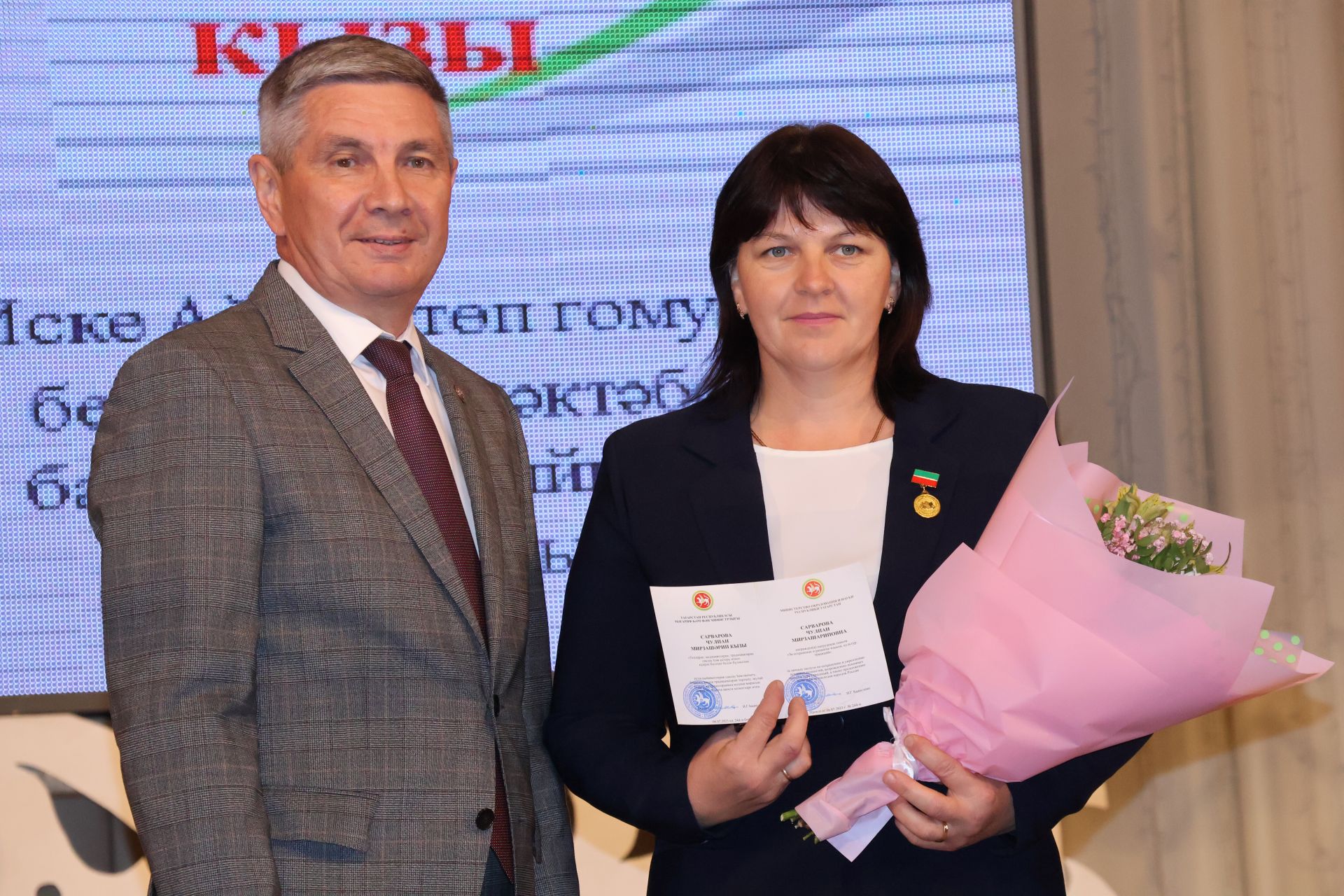 Бәйрәмең белән, мөгаллим: Укытучылар көненнән безнең фоторепортаж