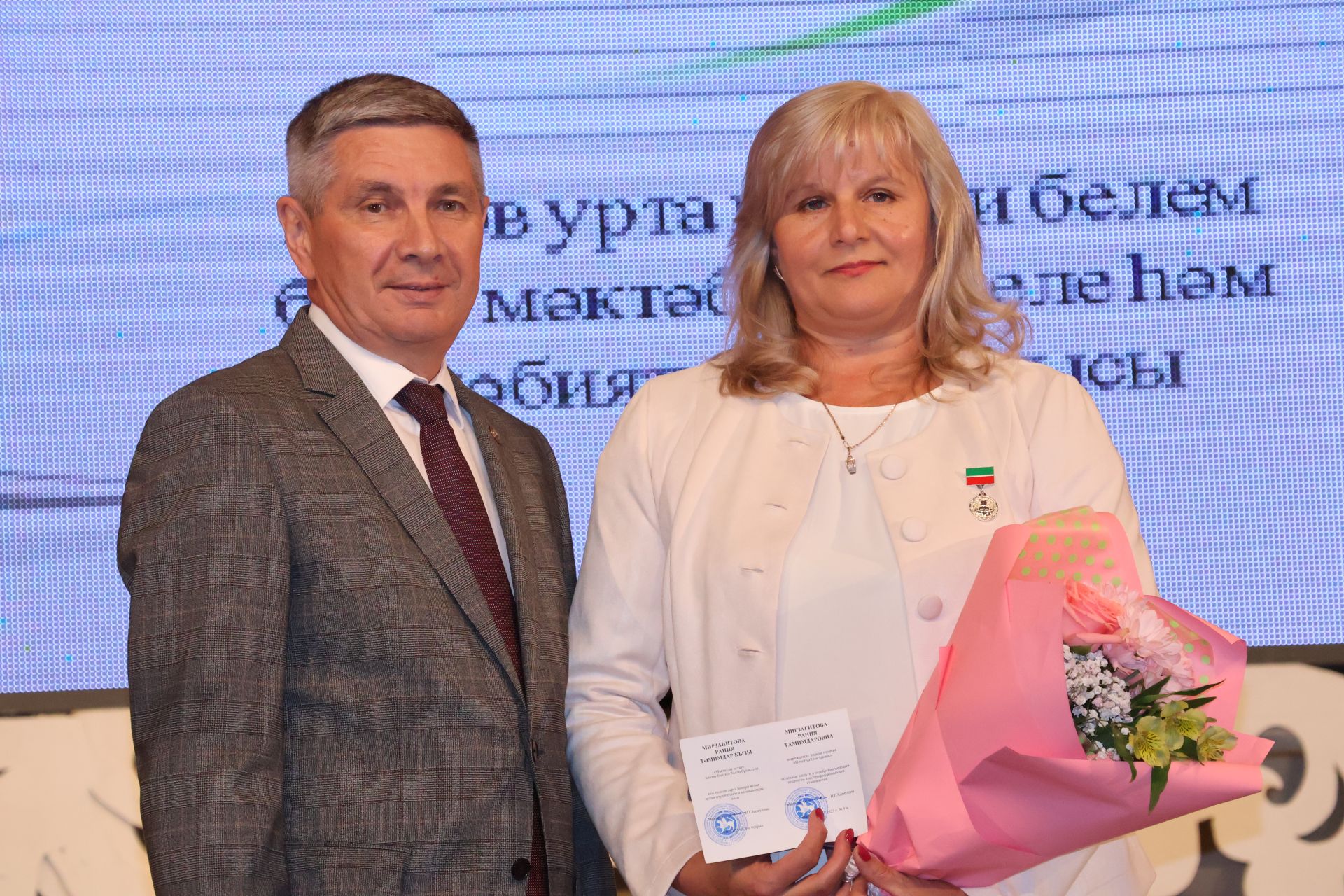Бәйрәмең белән, мөгаллим: Укытучылар көненнән безнең фоторепортаж