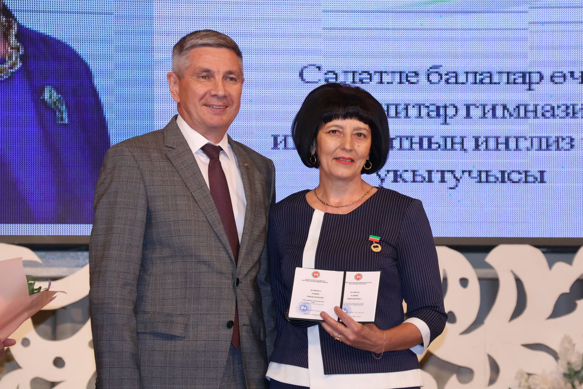 Бәйрәмең белән, мөгаллим: Укытучылар көненнән безнең фоторепортаж