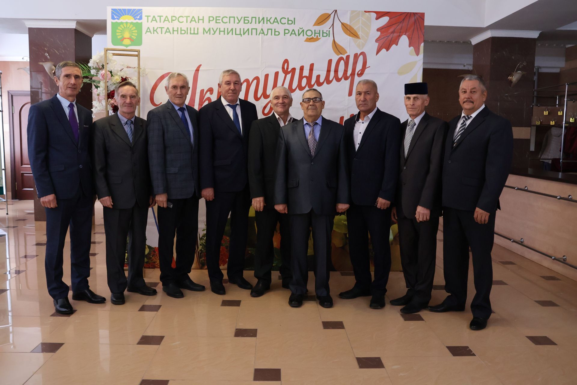 Бәйрәмең белән, мөгаллим: Укытучылар көненнән безнең фоторепортаж