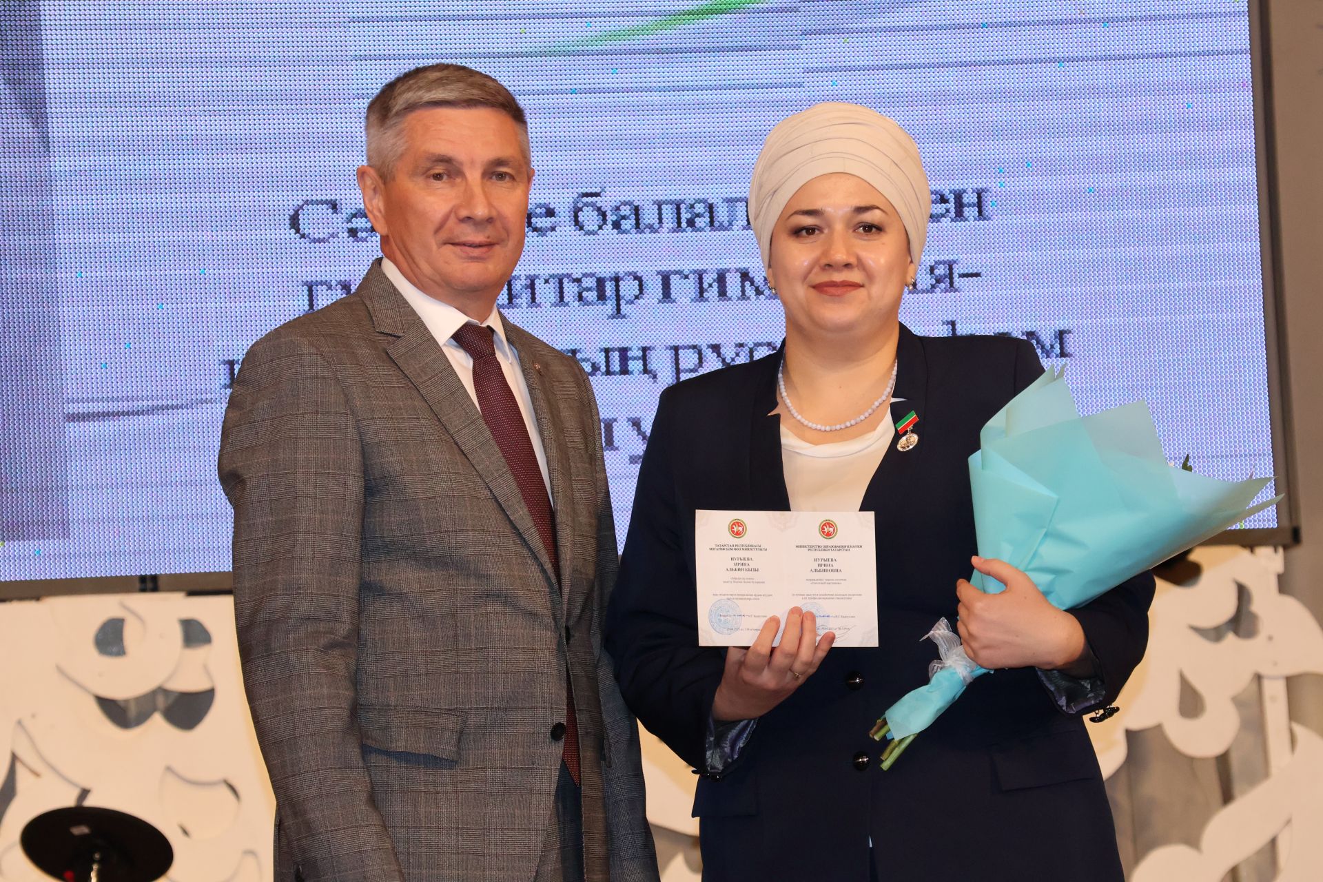 Бәйрәмең белән, мөгаллим: Укытучылар көненнән безнең фоторепортаж