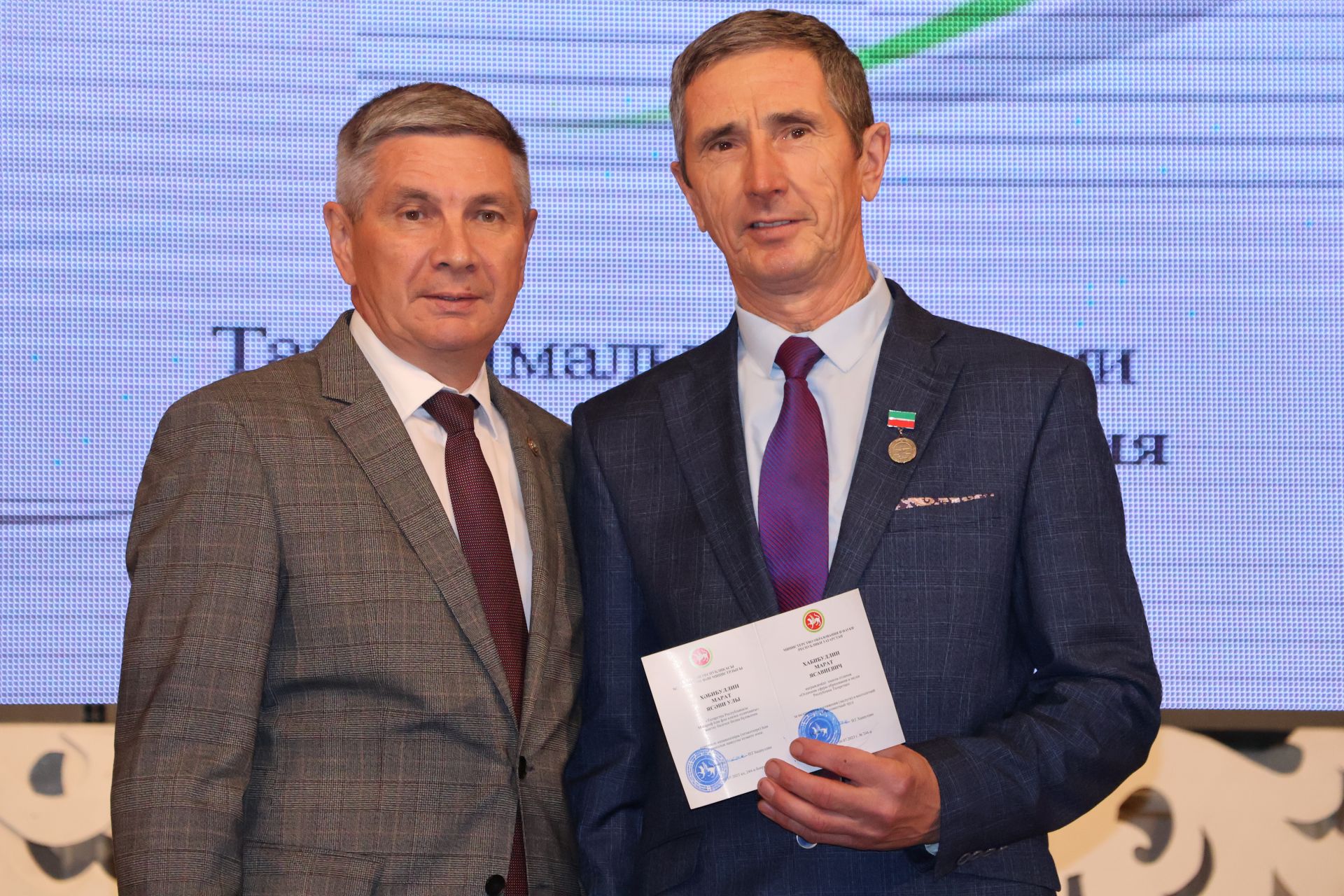 Бәйрәмең белән, мөгаллим: Укытучылар көненнән безнең фоторепортаж