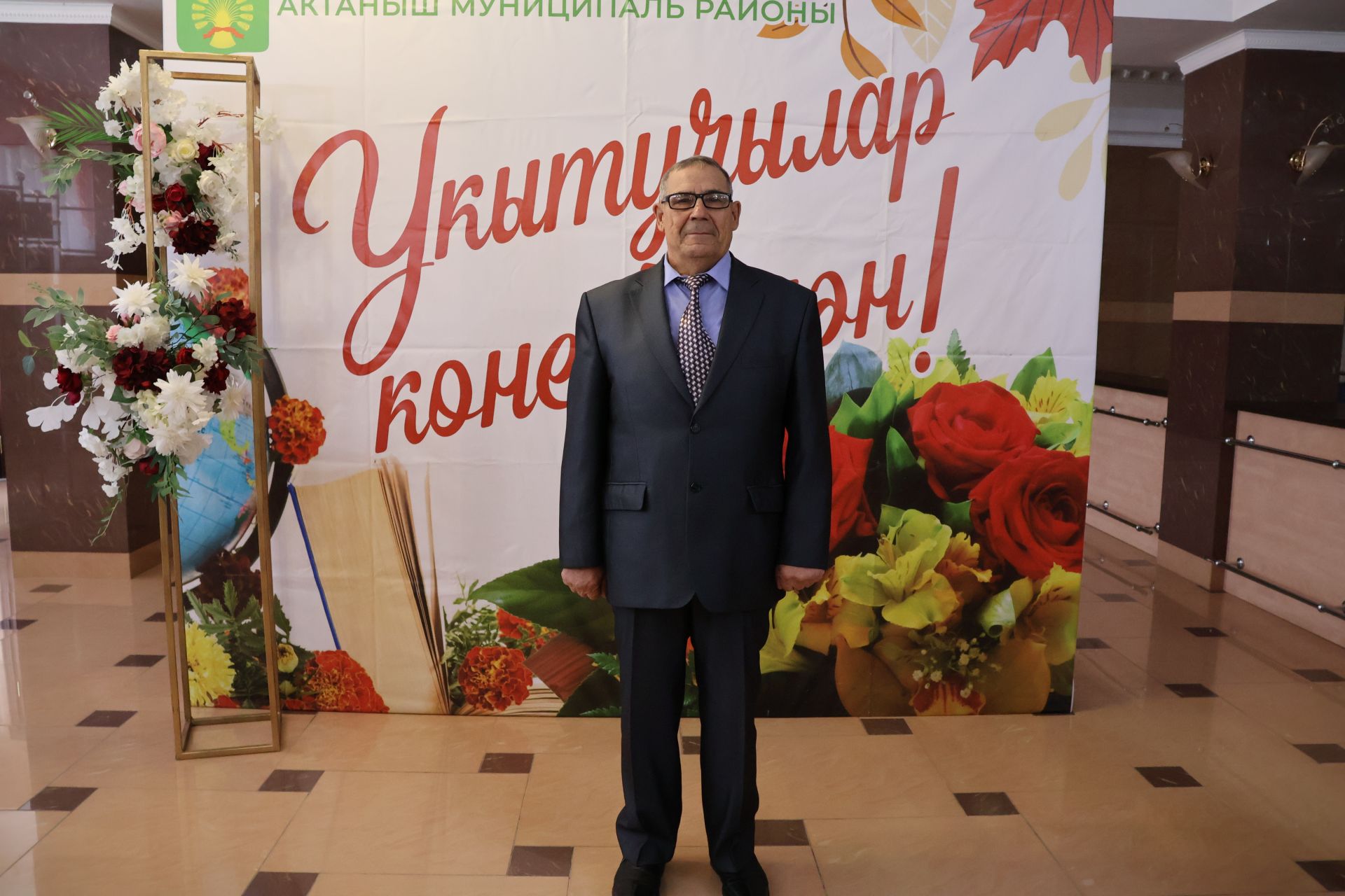 Бәйрәмең белән, мөгаллим: Укытучылар көненнән безнең фоторепортаж