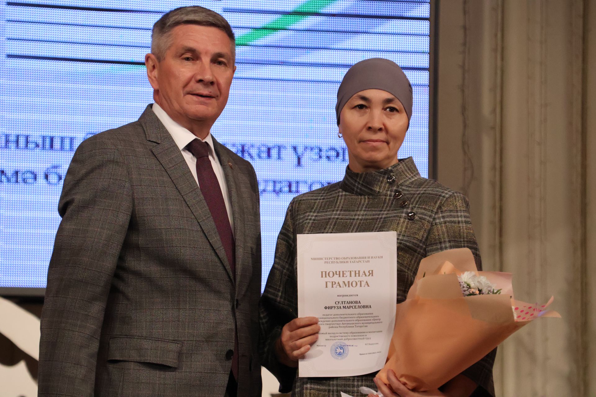Бәйрәмең белән, мөгаллим: Укытучылар көненнән безнең фоторепортаж