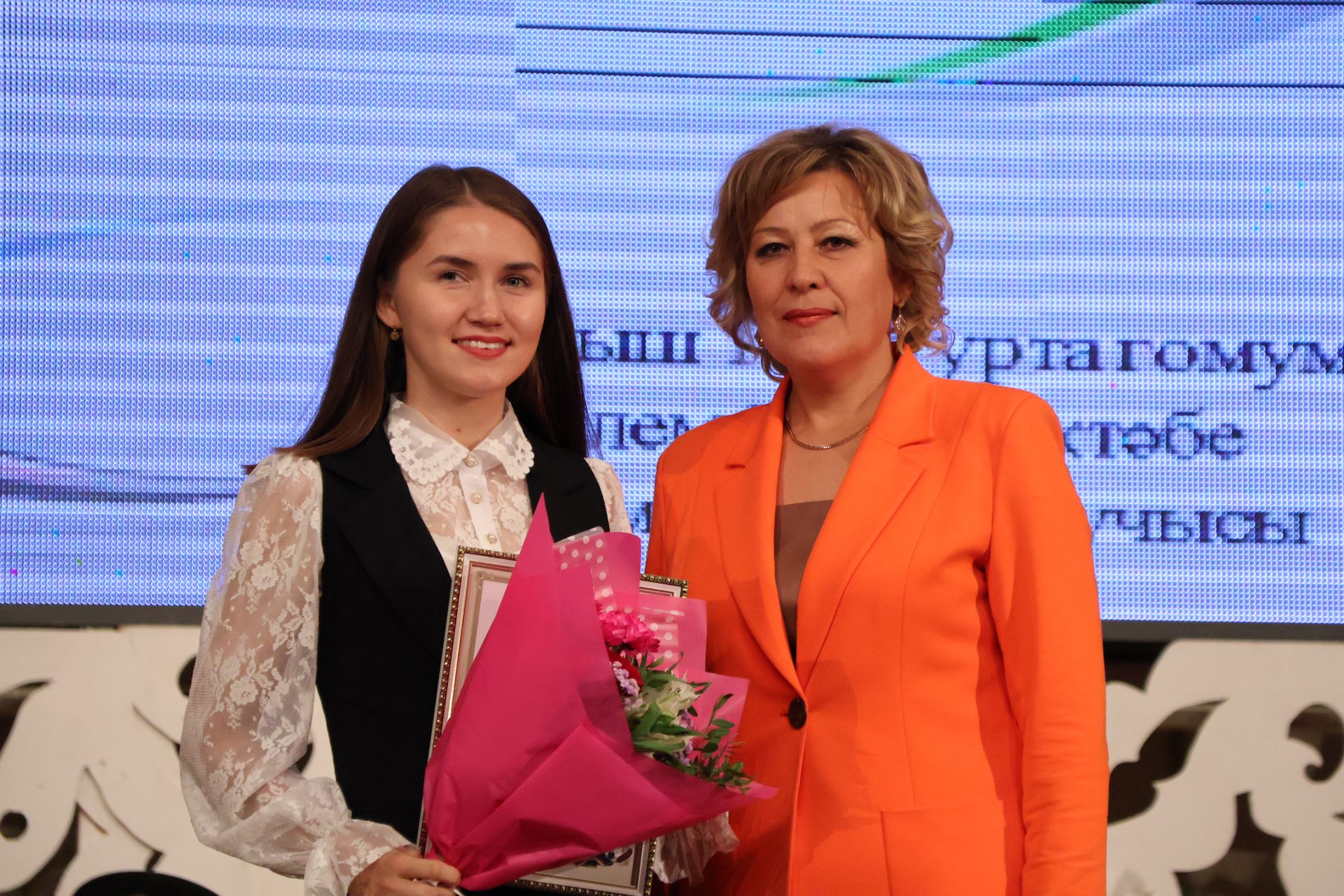 Бәйрәмең белән, мөгаллим: Укытучылар көненнән безнең фоторепортаж