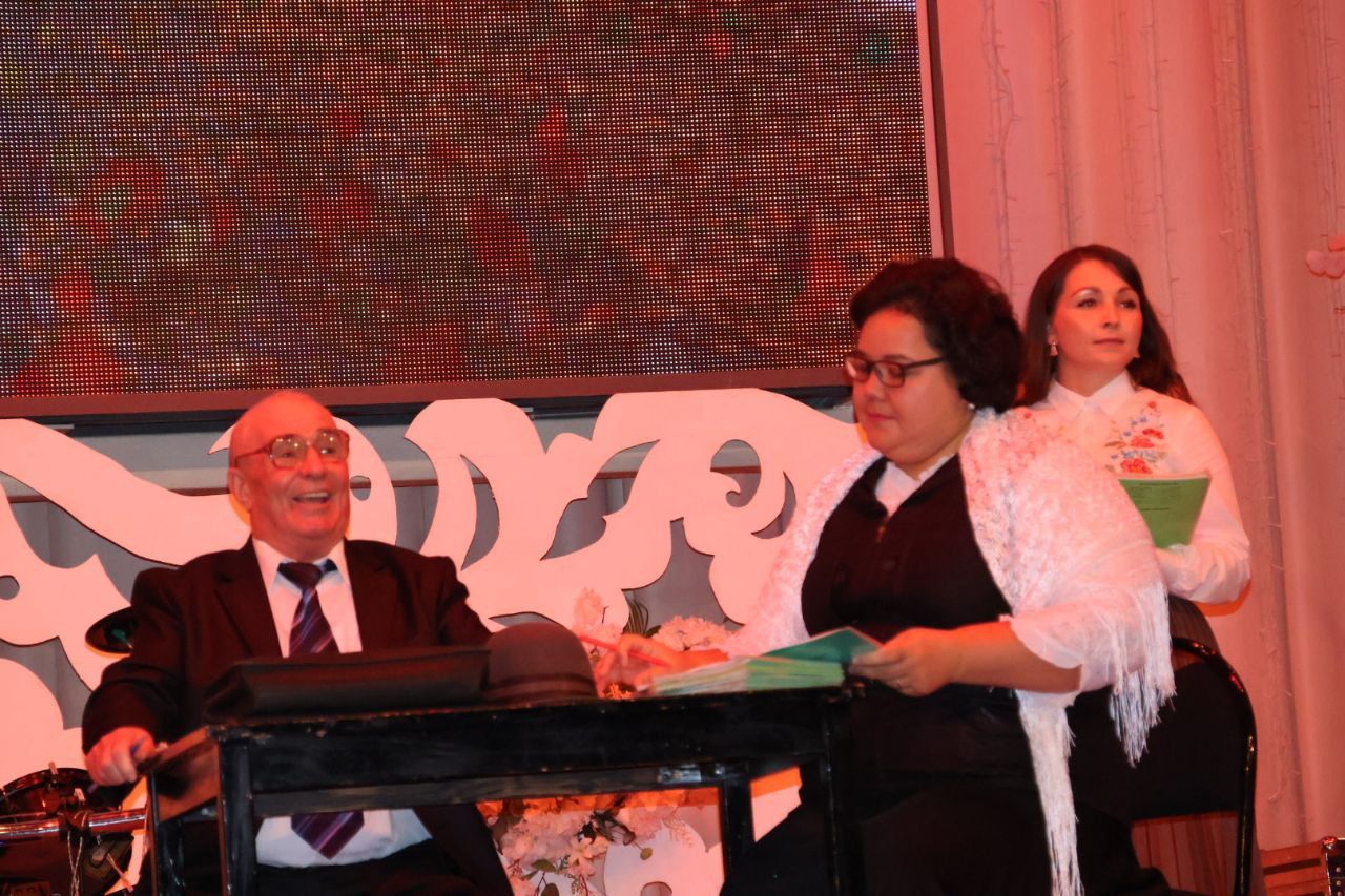 Бәйрәмең белән, мөгаллим: Укытучылар көненнән безнең фоторепортаж
