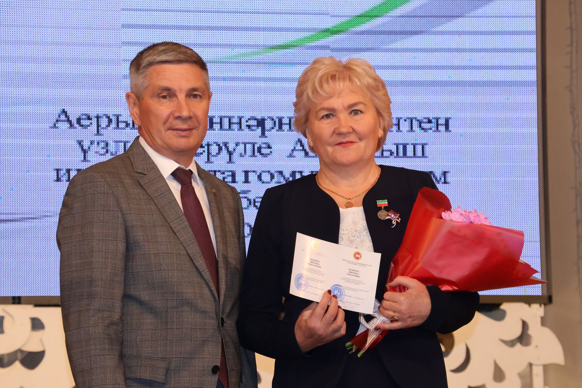 Бәйрәмең белән, мөгаллим: Укытучылар көненнән безнең фоторепортаж