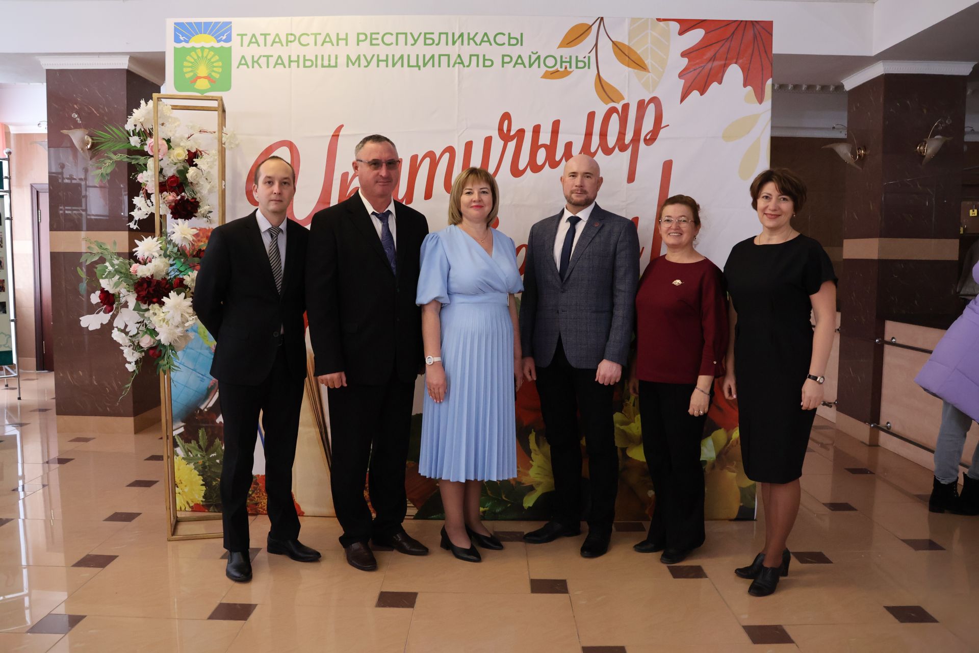 Бәйрәмең белән, мөгаллим: Укытучылар көненнән безнең фоторепортаж