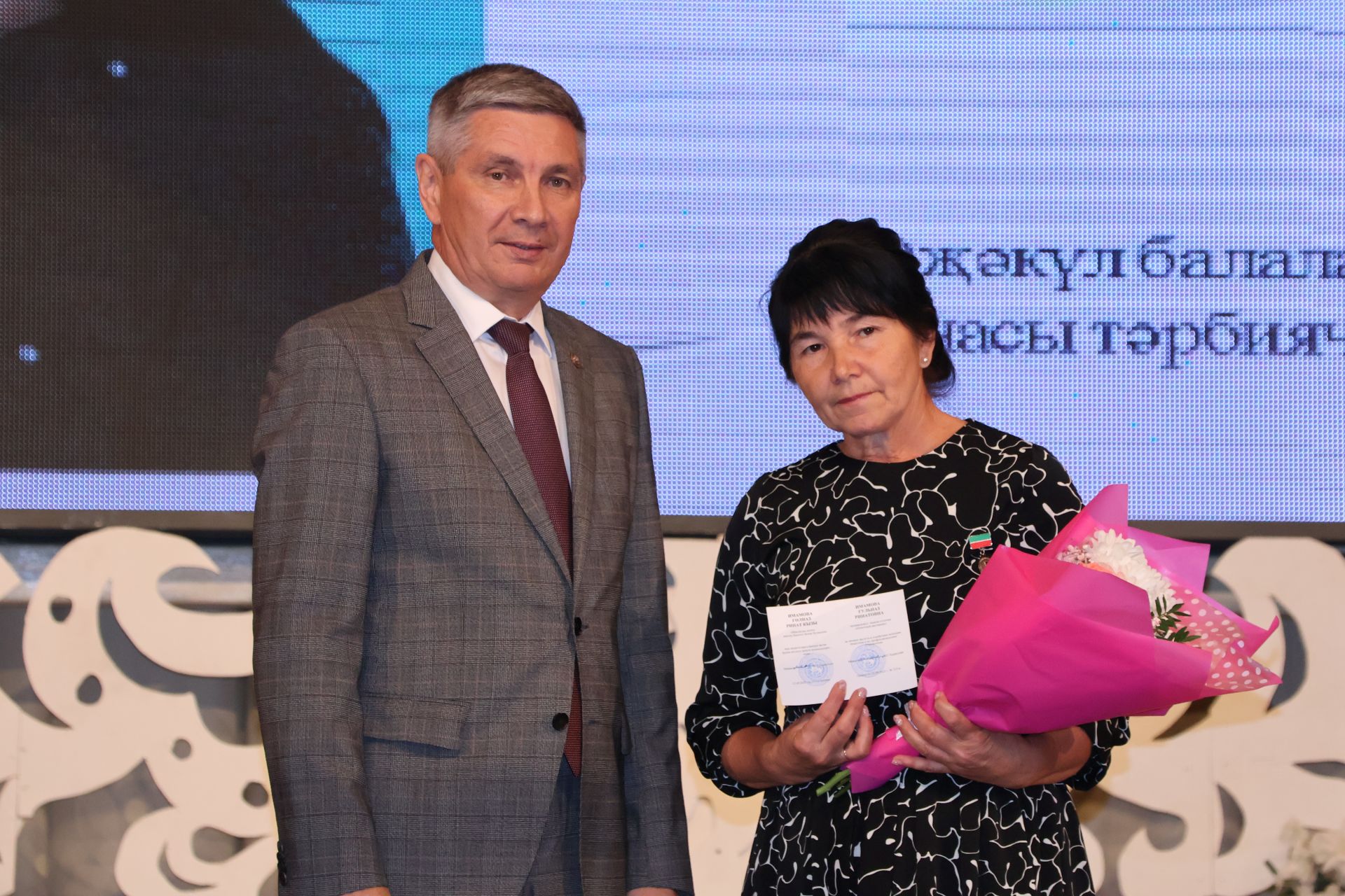 Бәйрәмең белән, мөгаллим: Укытучылар көненнән безнең фоторепортаж