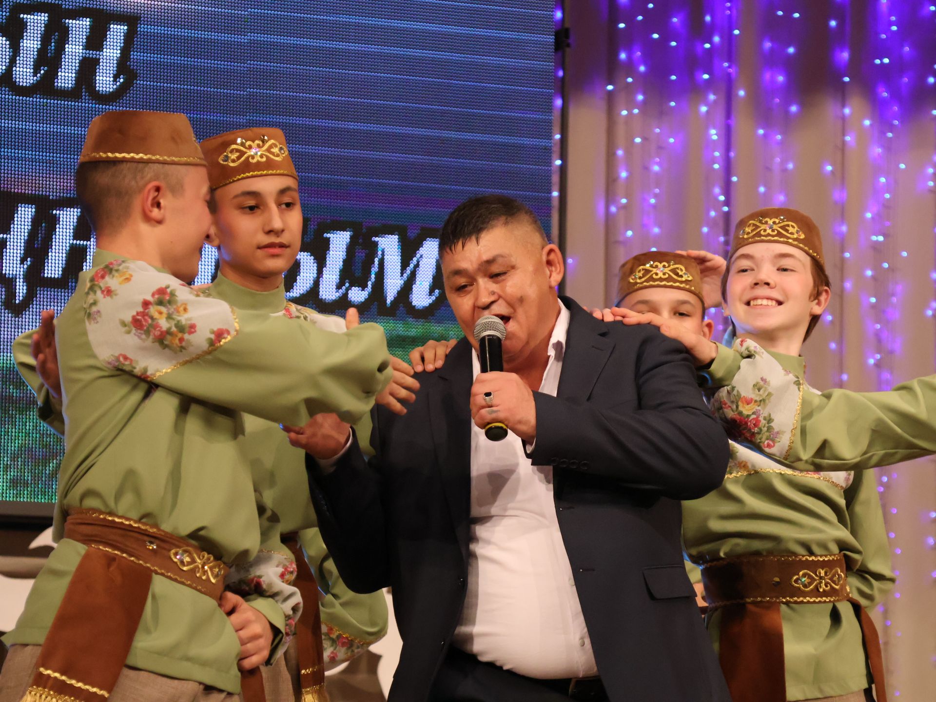 Артистыбыз Ленарис Шәңгәрәевка 50 яшь: Монда тудым, монда тамыр җәйдем, монда яңгырар минем җырларым!