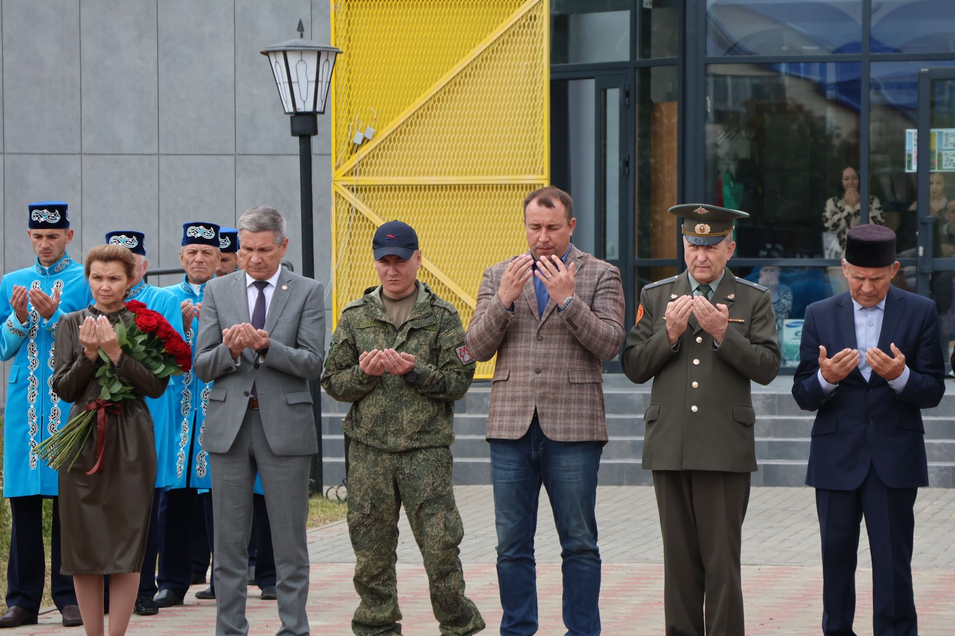 Хәтерләрдә утлы кузлар кебек: Актанышта Хәтер һәм кайгы көненә багышланган митингыннан безнең фоторепортаж