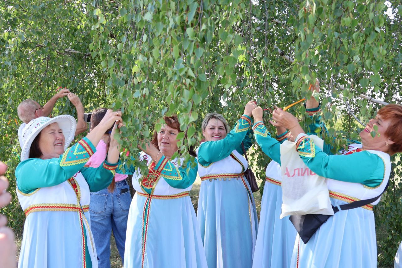 Изге эшләр, ихлас гамәлләр: Мари Суыксу авылы бәйрәменнән безнең фоторепортаж