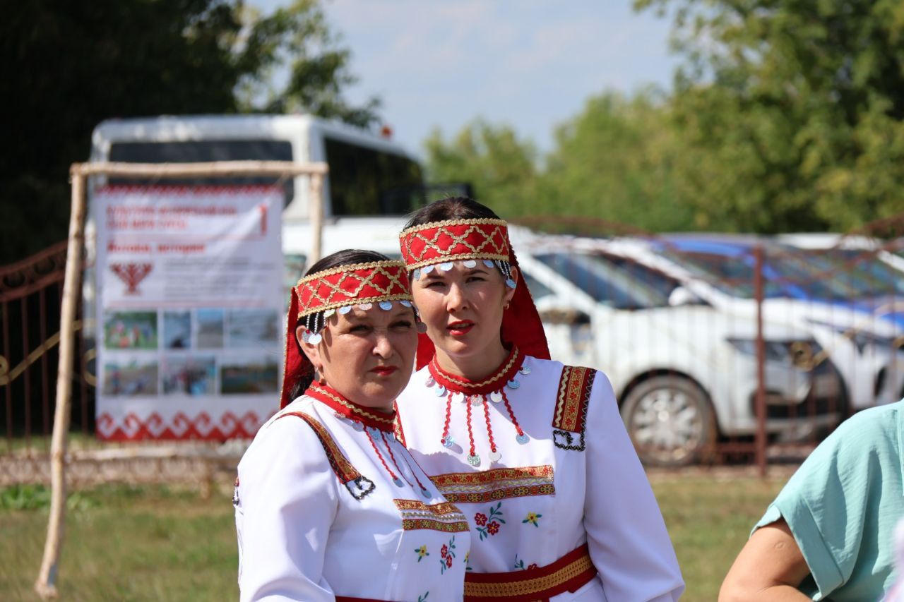 Изге эшләр, ихлас гамәлләр: Мари Суыксу авылы бәйрәменнән безнең фоторепортаж
