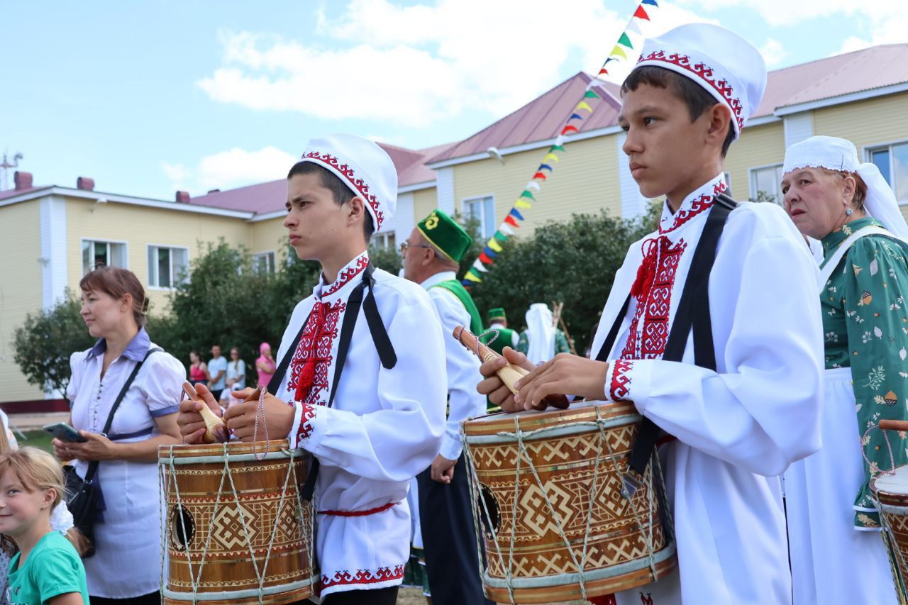 Изге эшләр, ихлас гамәлләр: Мари Суыксу авылы бәйрәменнән безнең фоторепортаж