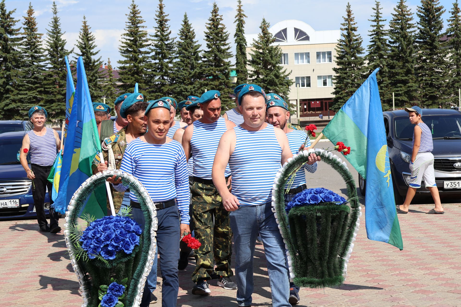 Ил хәстәрен иңнәренә йөкләп