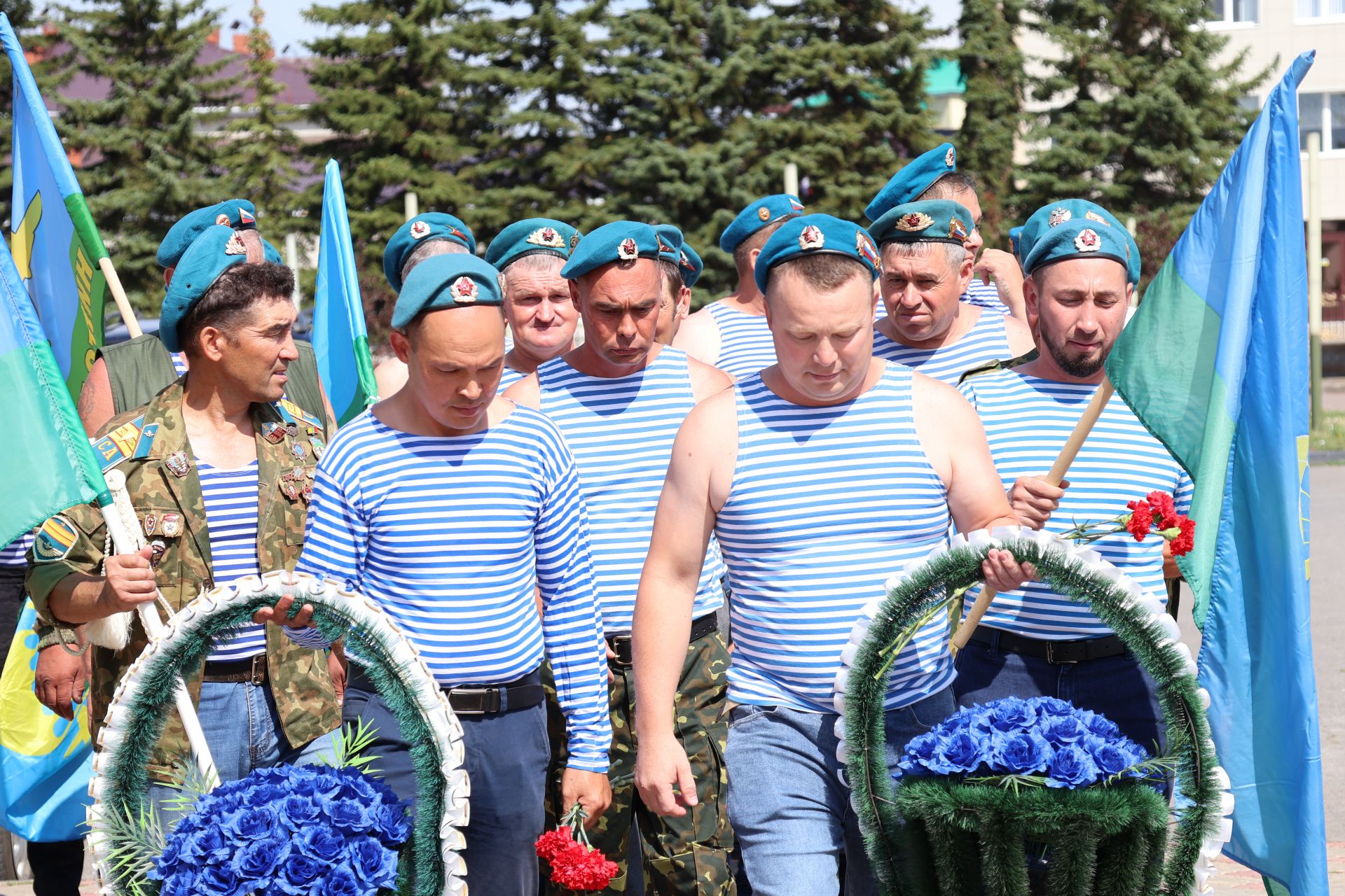 Ил хәстәрен иңнәренә йөкләп