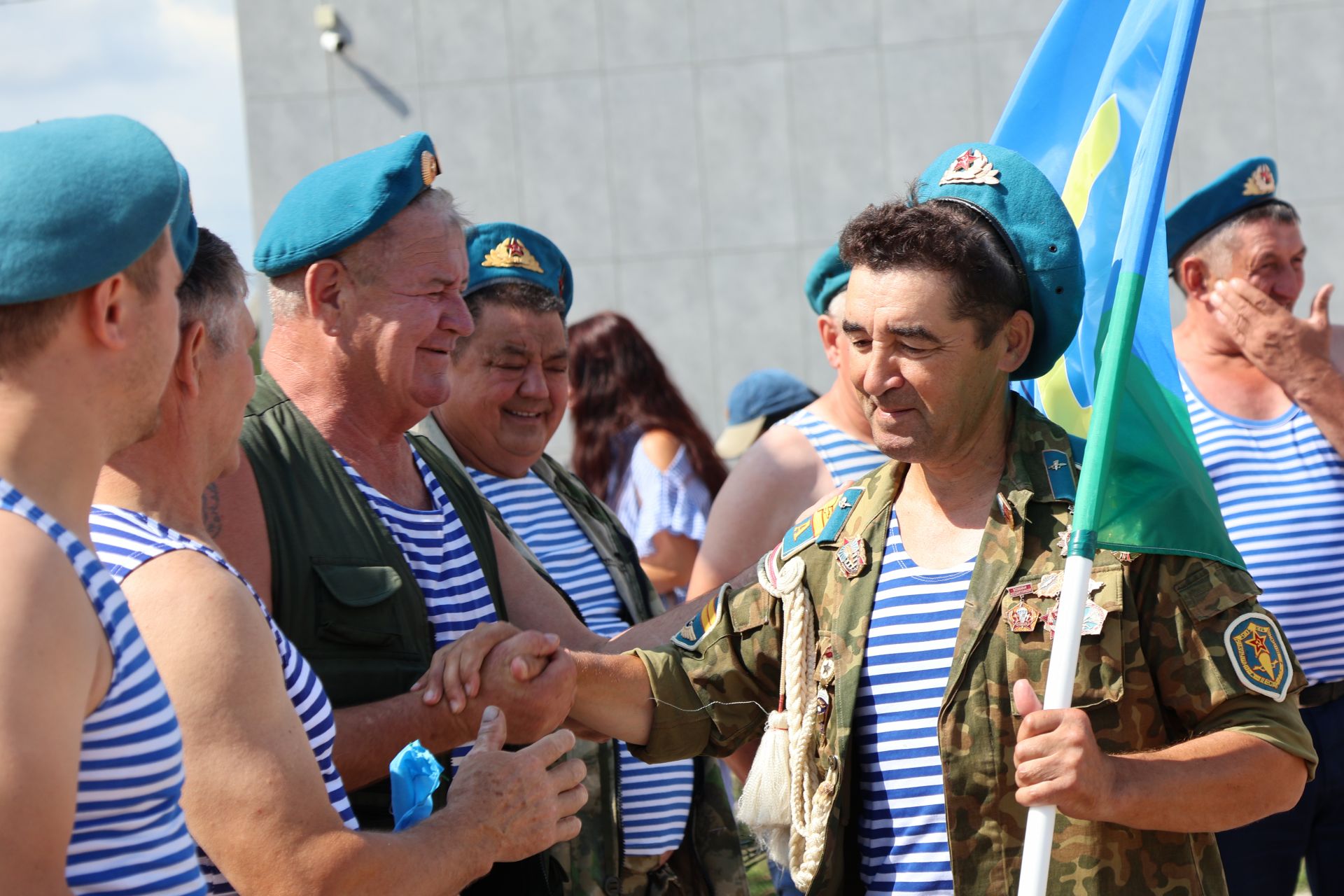 Ил хәстәрен иңнәренә йөкләп
