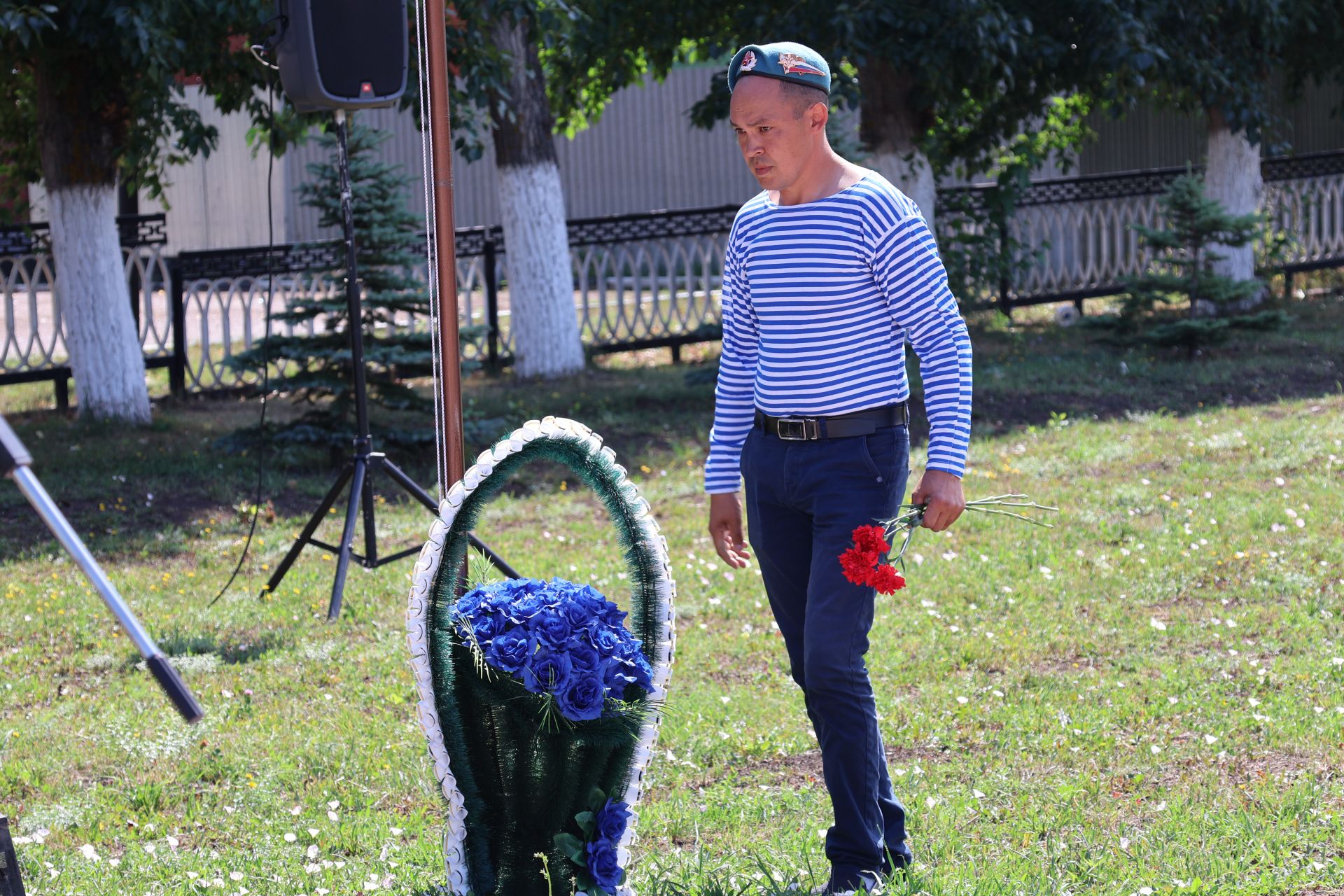 Ил хәстәрен иңнәренә йөкләп