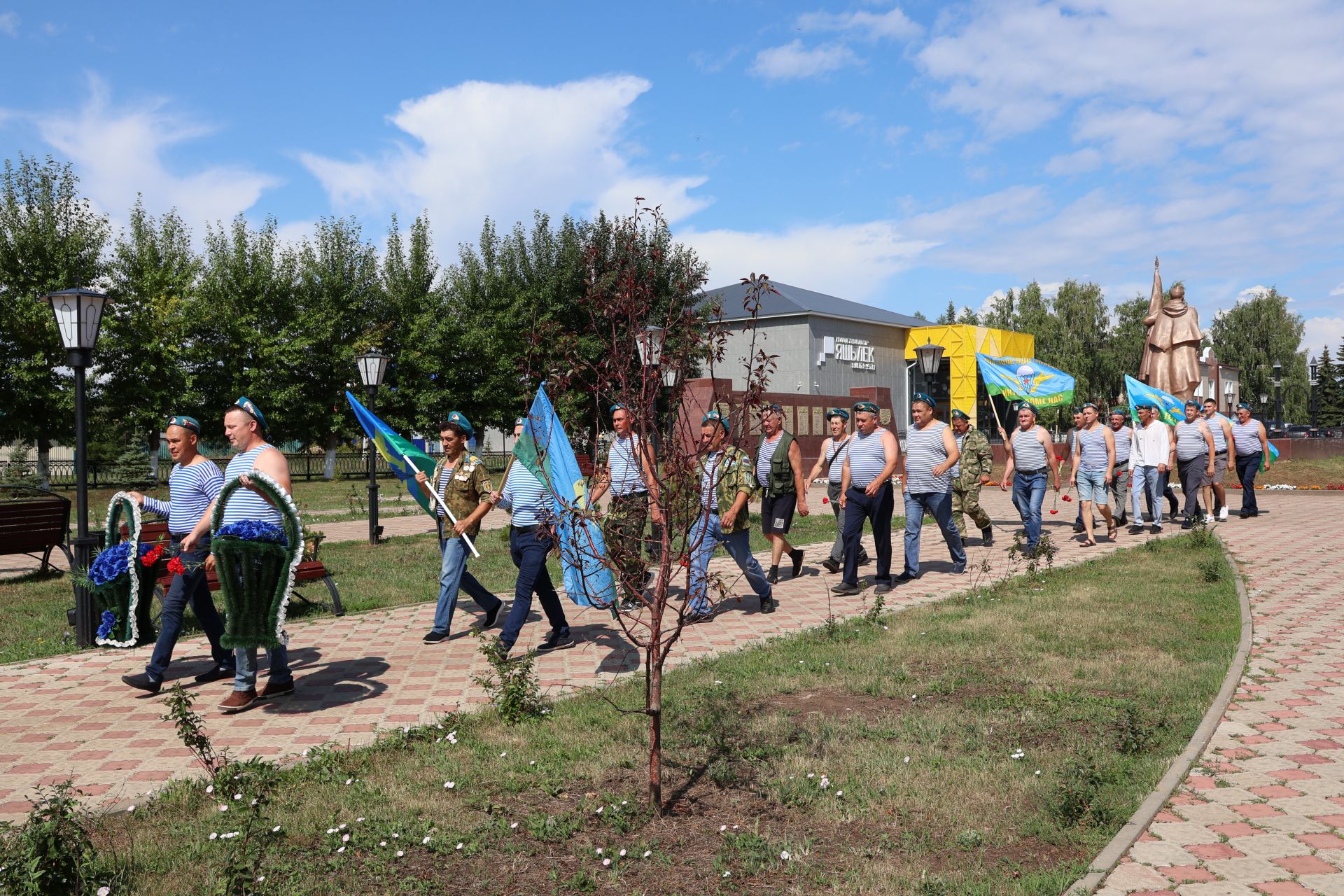 Ил хәстәрен иңнәренә йөкләп