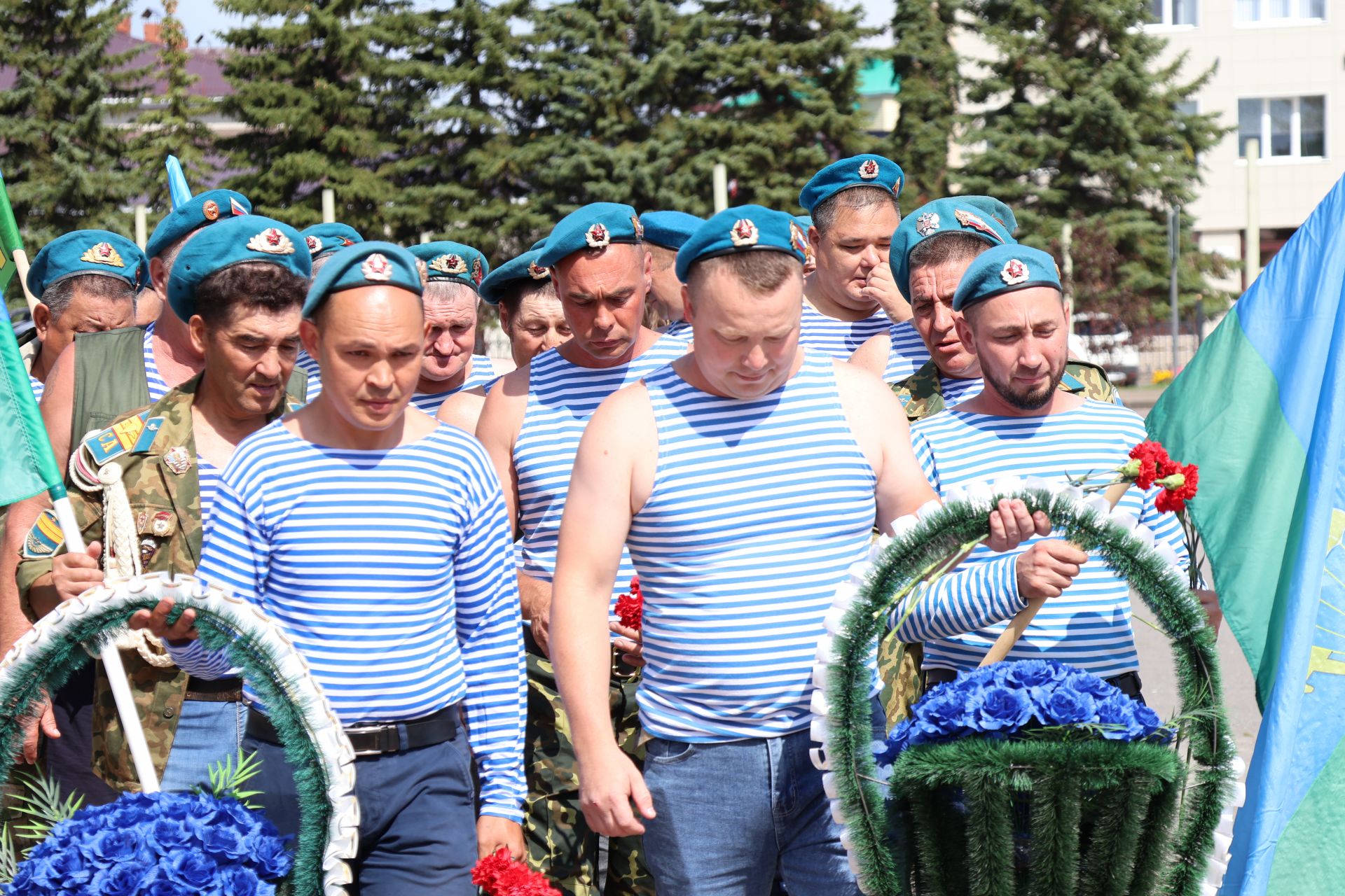 Ил хәстәрен иңнәренә йөкләп