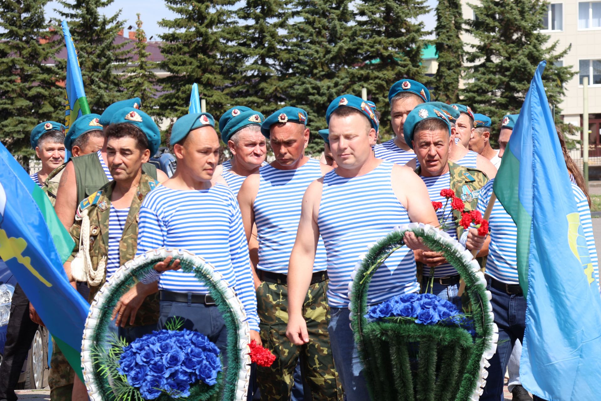 Ил хәстәрен иңнәренә йөкләп