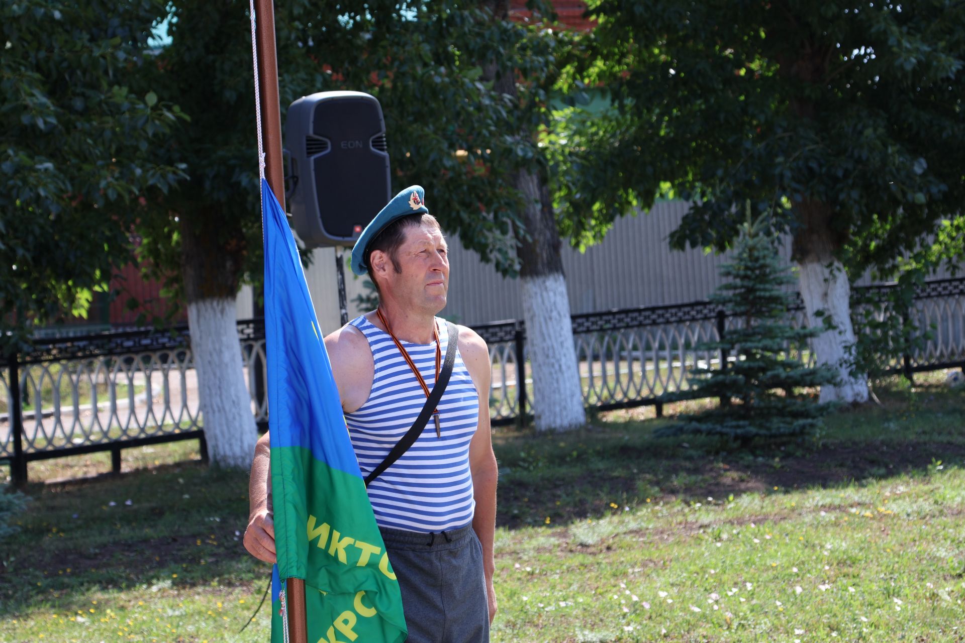 Ил хәстәрен иңнәренә йөкләп