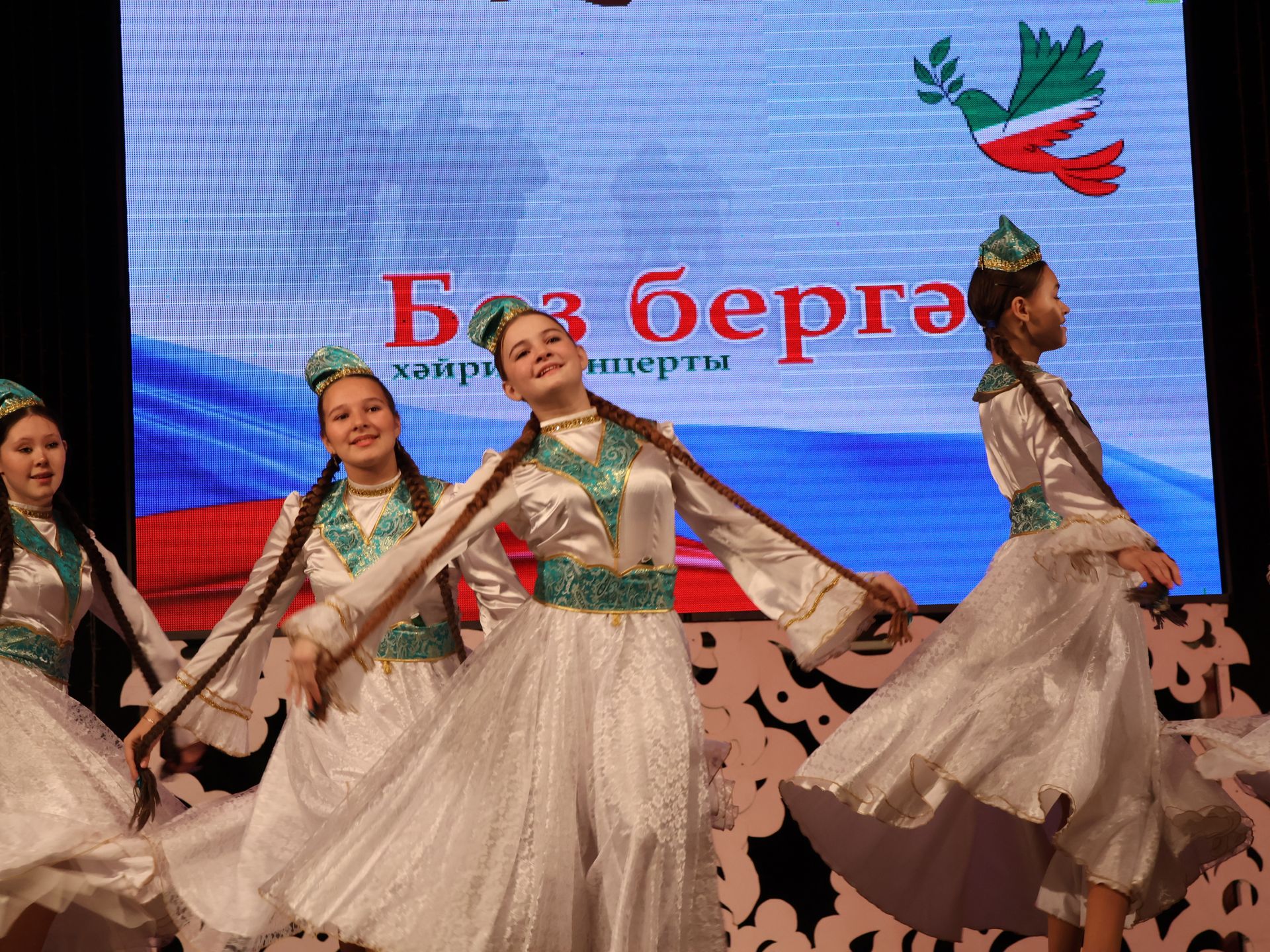 "Без бергә!" хәйрия концертыннан безнең фоторепортаж
