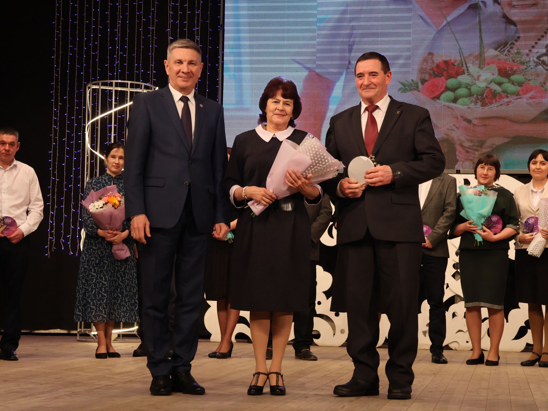 Мөгаллимлек дигән бәхет бар: Районыбызда Укытучы һәм остаз елын йомгакладылар