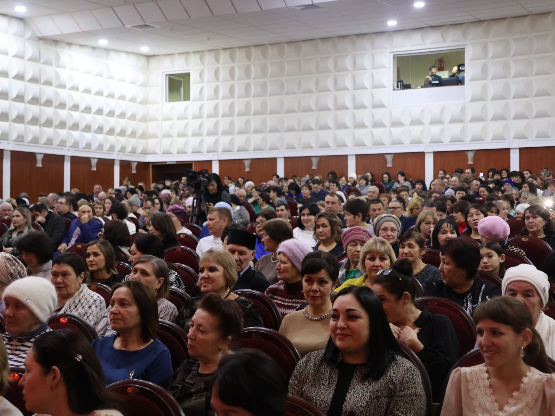 Туган яктан Җиңү хакына: Актаныш җитәкчеләре катнашкан хәйрия концертында 171 мең 200 сум акча җыелды