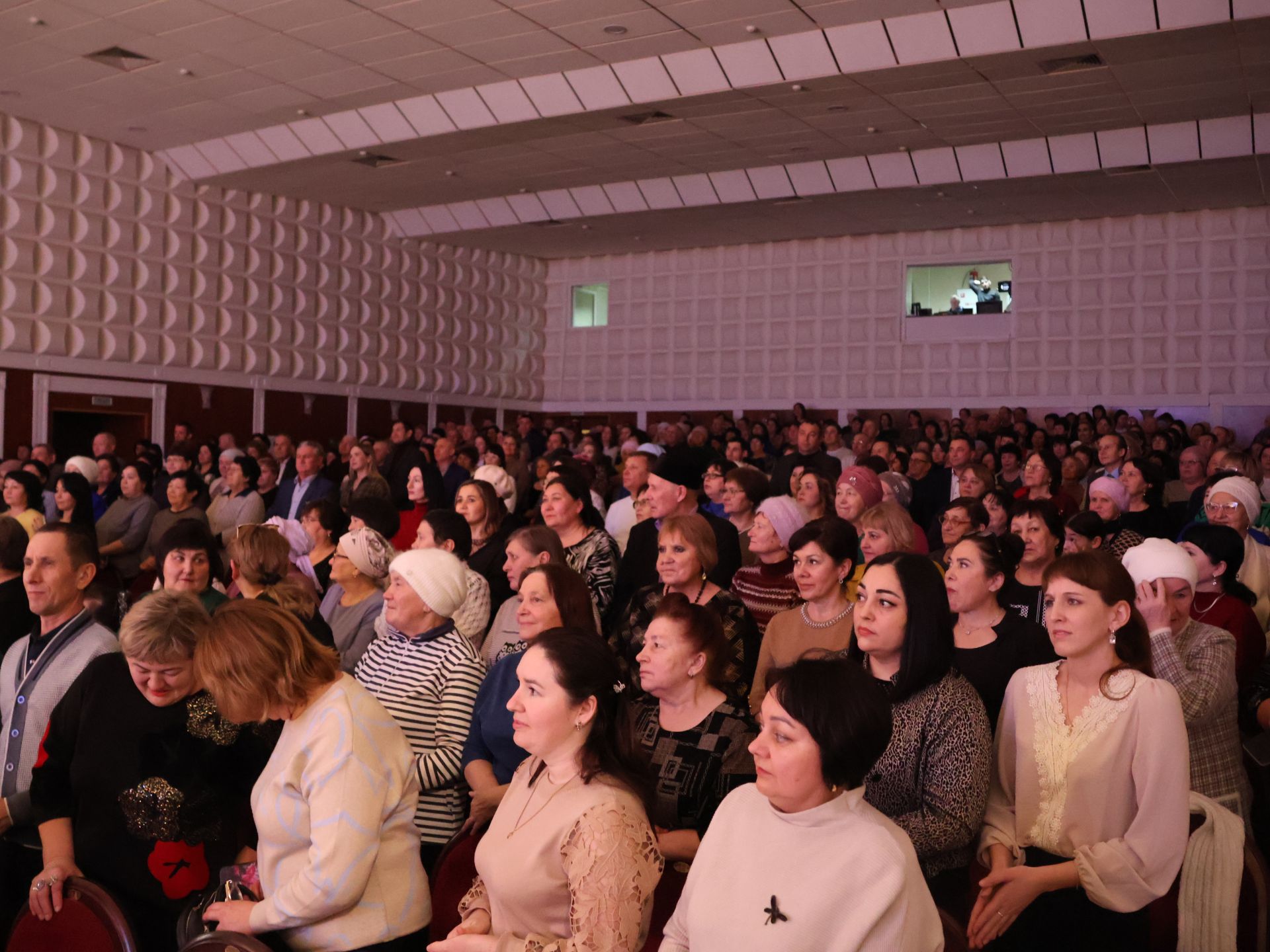 Туган яктан Җиңү хакына: Актаныш җитәкчеләре катнашкан хәйрия концертында 171 мең 200 сум акча җыелды