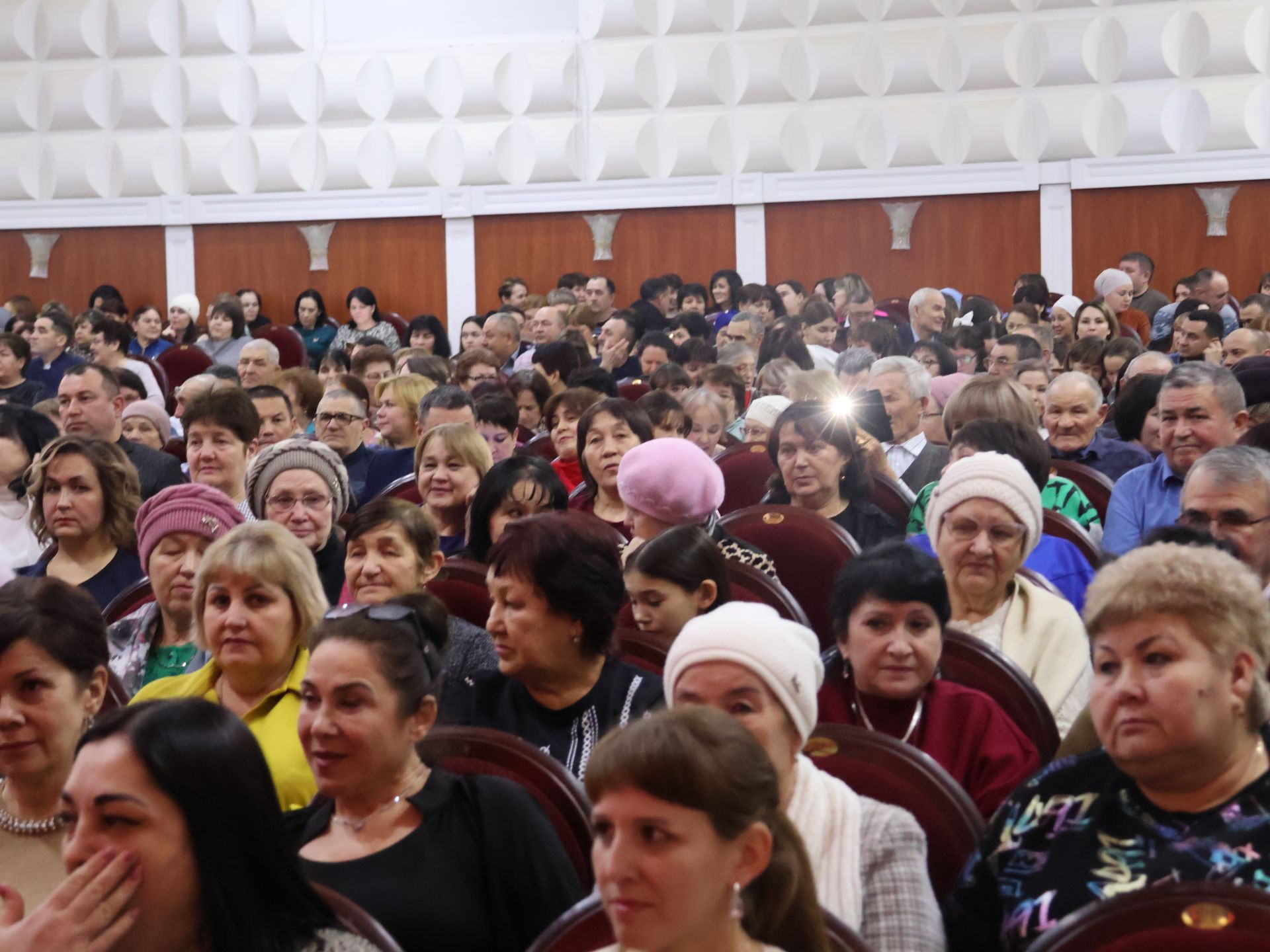 Туган яктан Җиңү хакына: Актаныш җитәкчеләре катнашкан хәйрия концертында 171 мең 200 сум акча җыелды