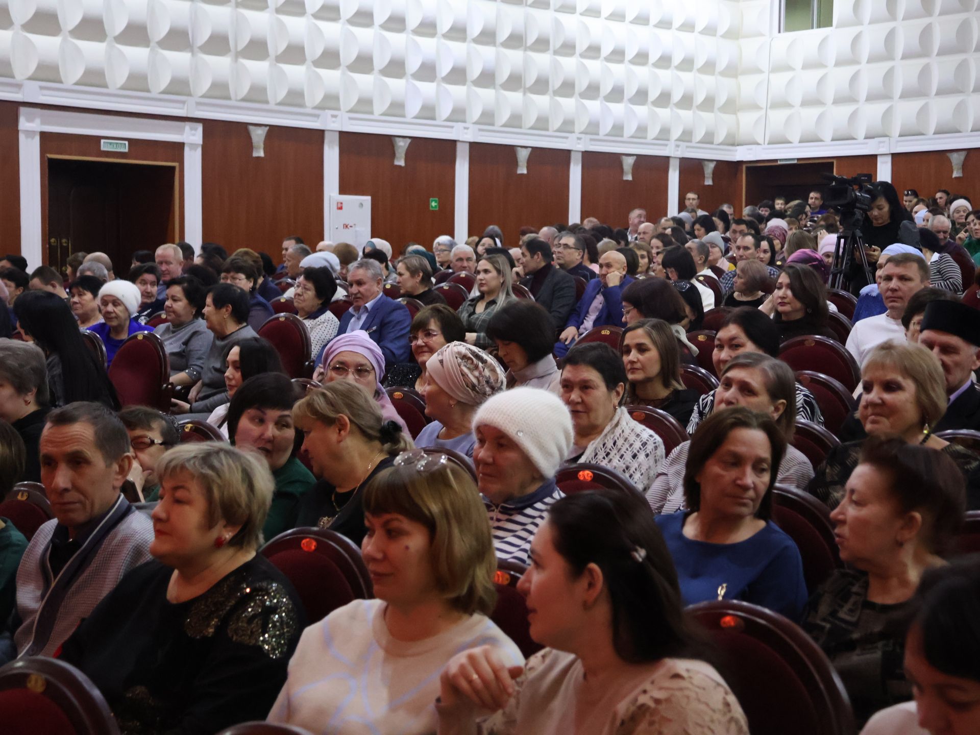 Туган яктан Җиңү хакына: Актаныш җитәкчеләре катнашкан хәйрия концертында 171 мең 200 сум акча җыелды