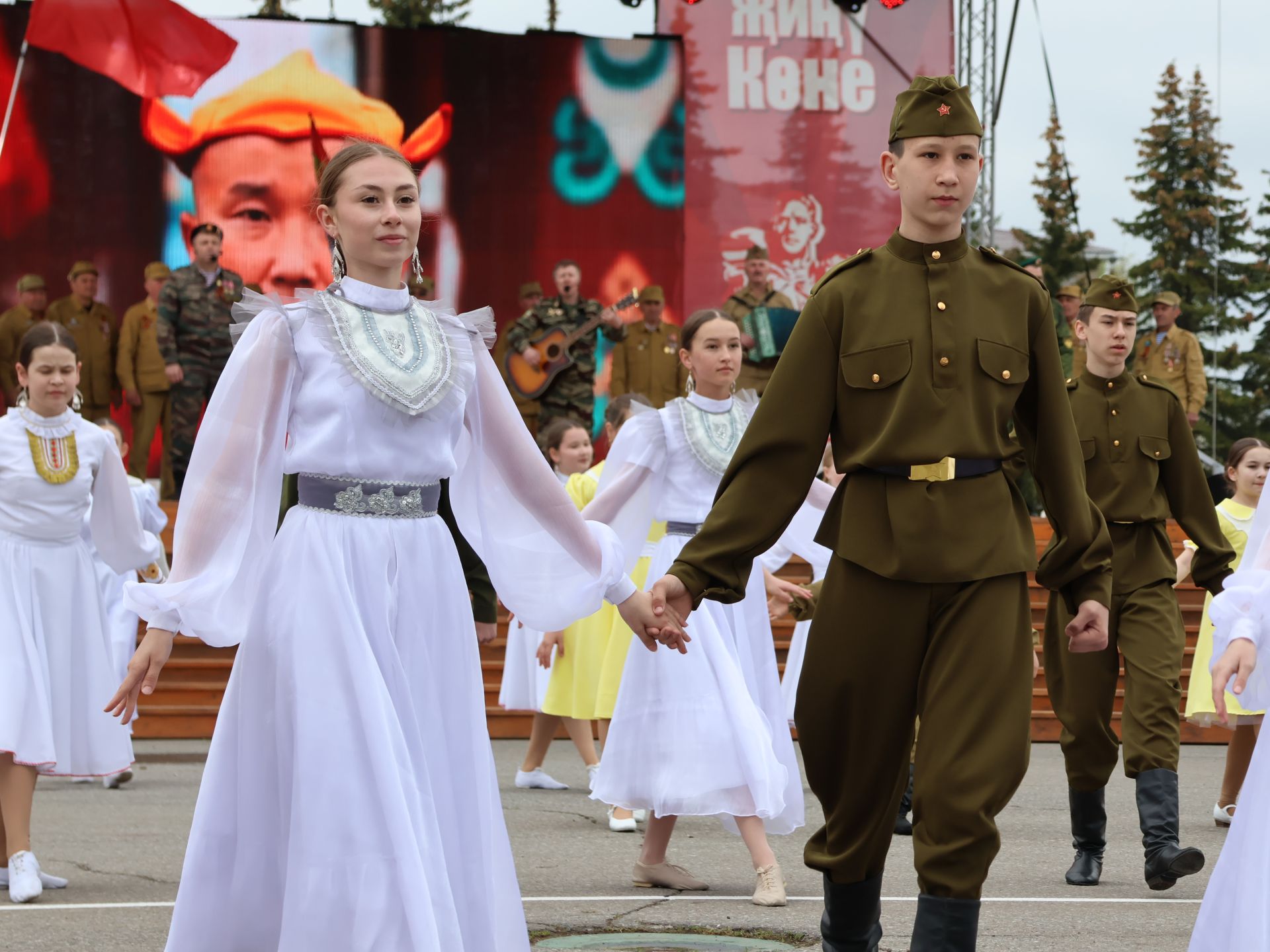 Җиңү килде җирне нурга күмеп, Шатлык белән күзне чылатып!