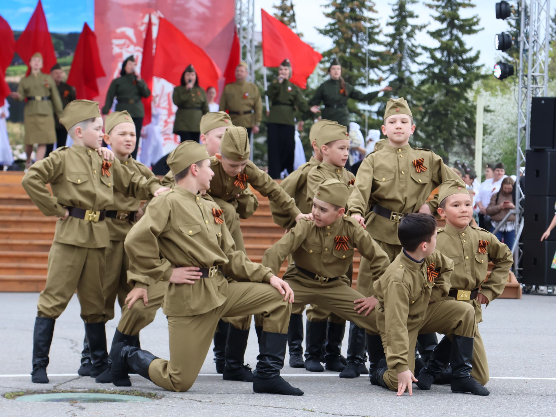 Җиңү килде җирне нурга күмеп, Шатлык белән күзне чылатып!