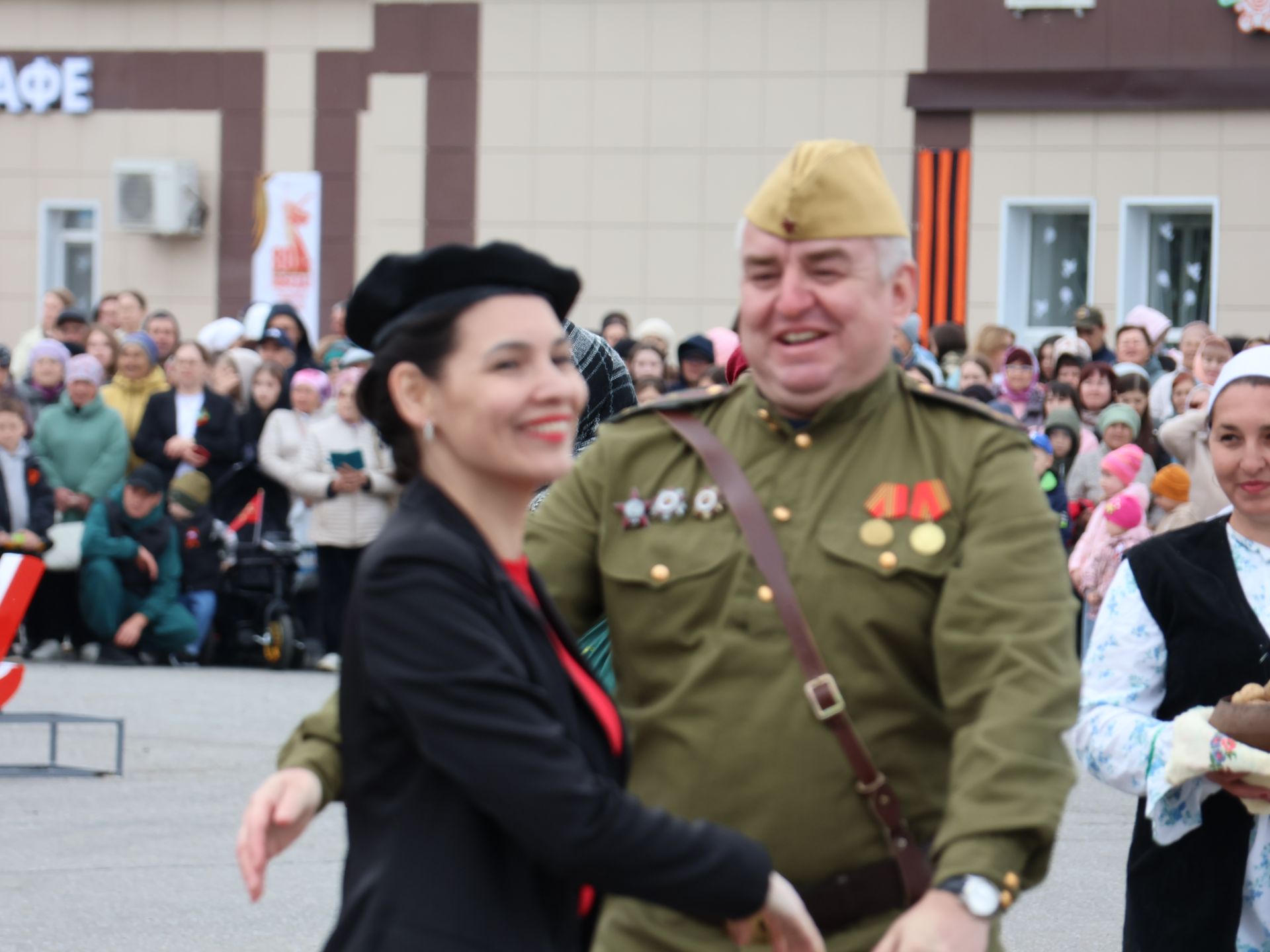 Җиңү килде җирне нурга күмеп, Шатлык белән күзне чылатып!