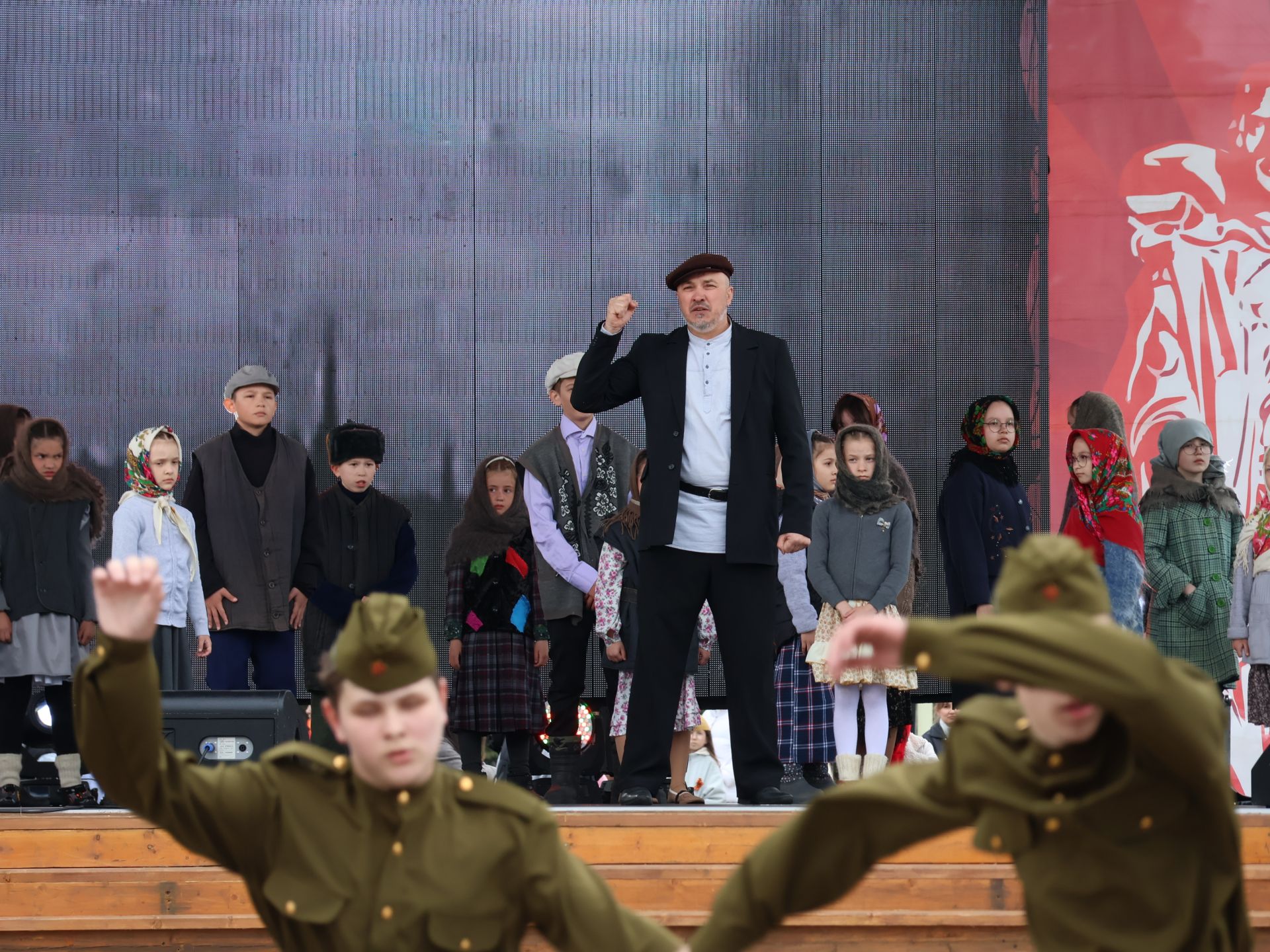 Җиңү килде җирне нурга күмеп, Шатлык белән күзне чылатып!