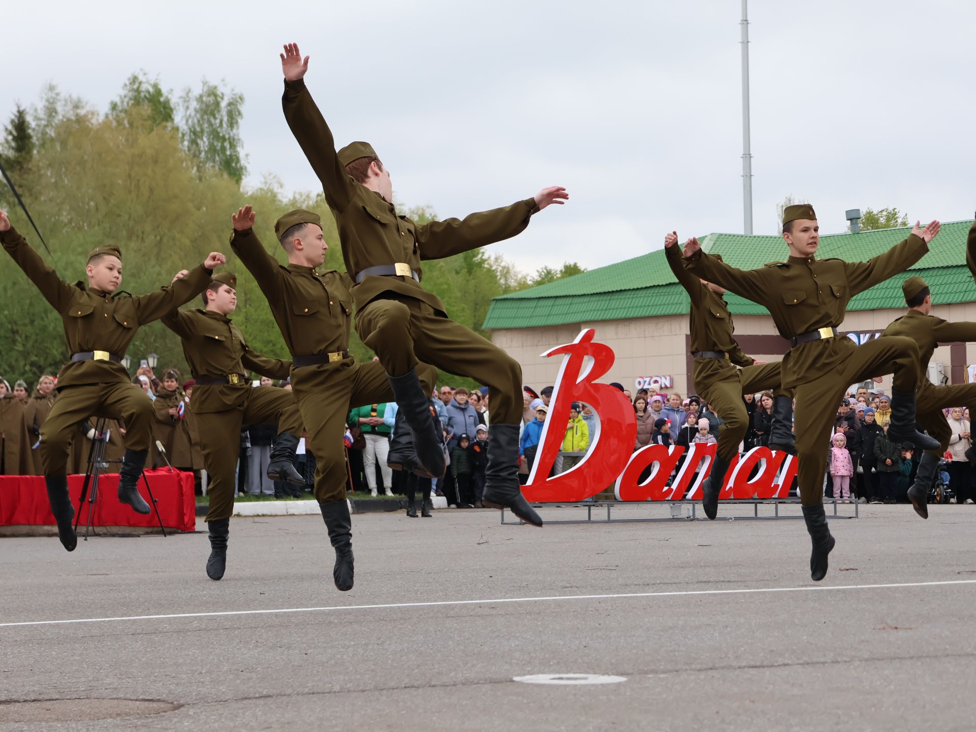 Җиңү килде җирне нурга күмеп, Шатлык белән күзне чылатып!